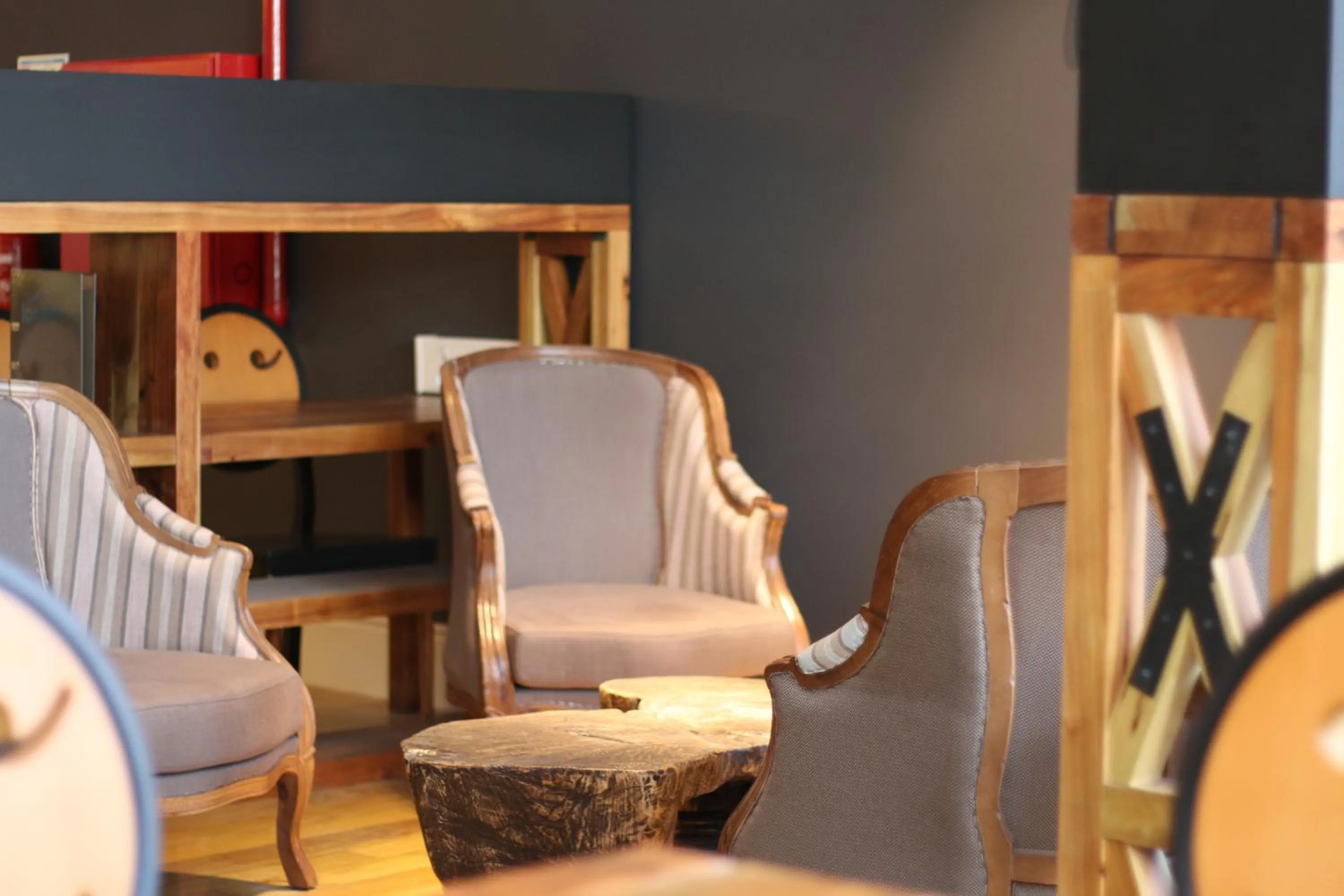 Communal lounge/ TV room in Nice Way Porto Hostel