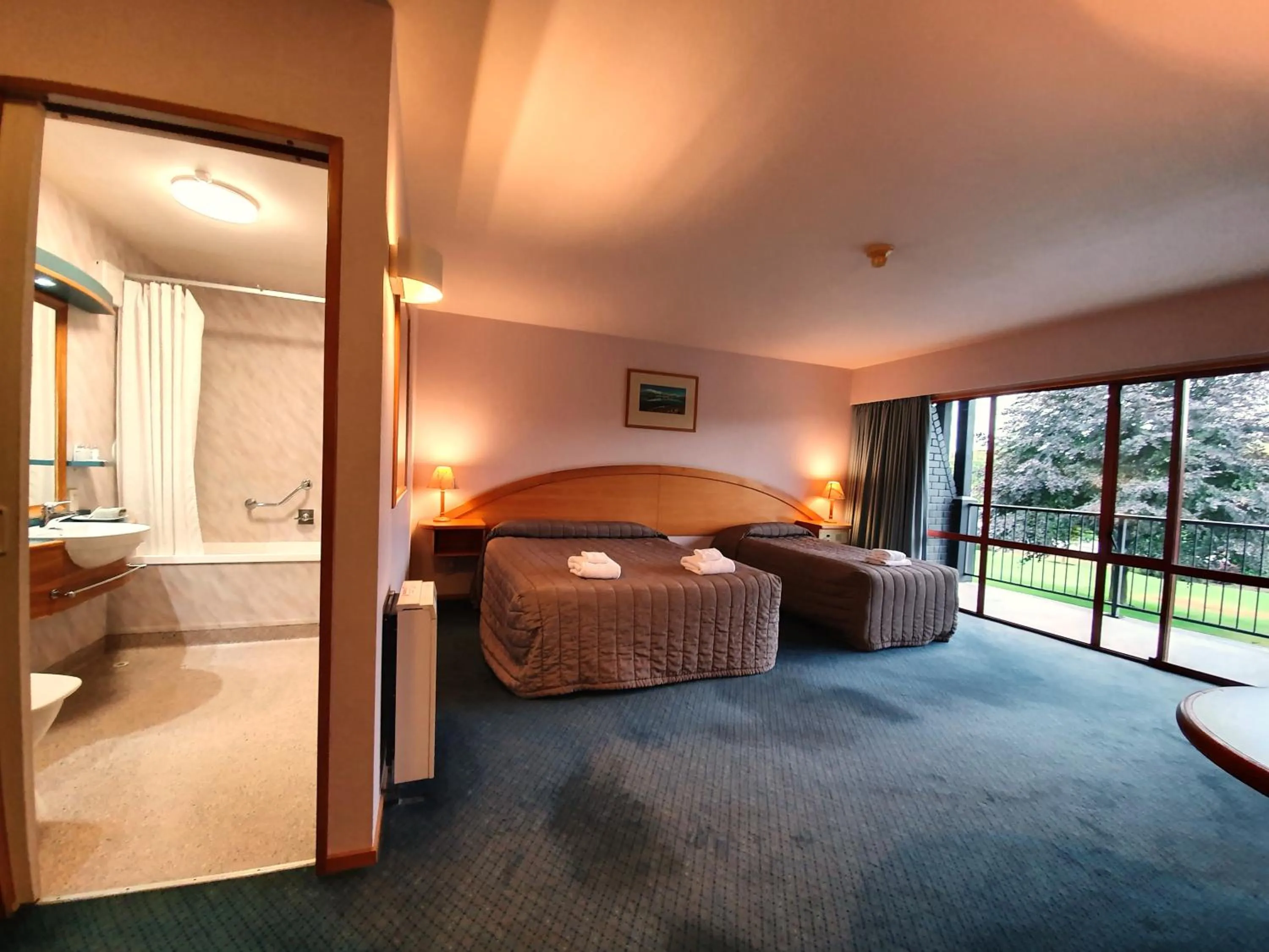 Bathroom, Bed in Distinction Heritage Gateway Hotel