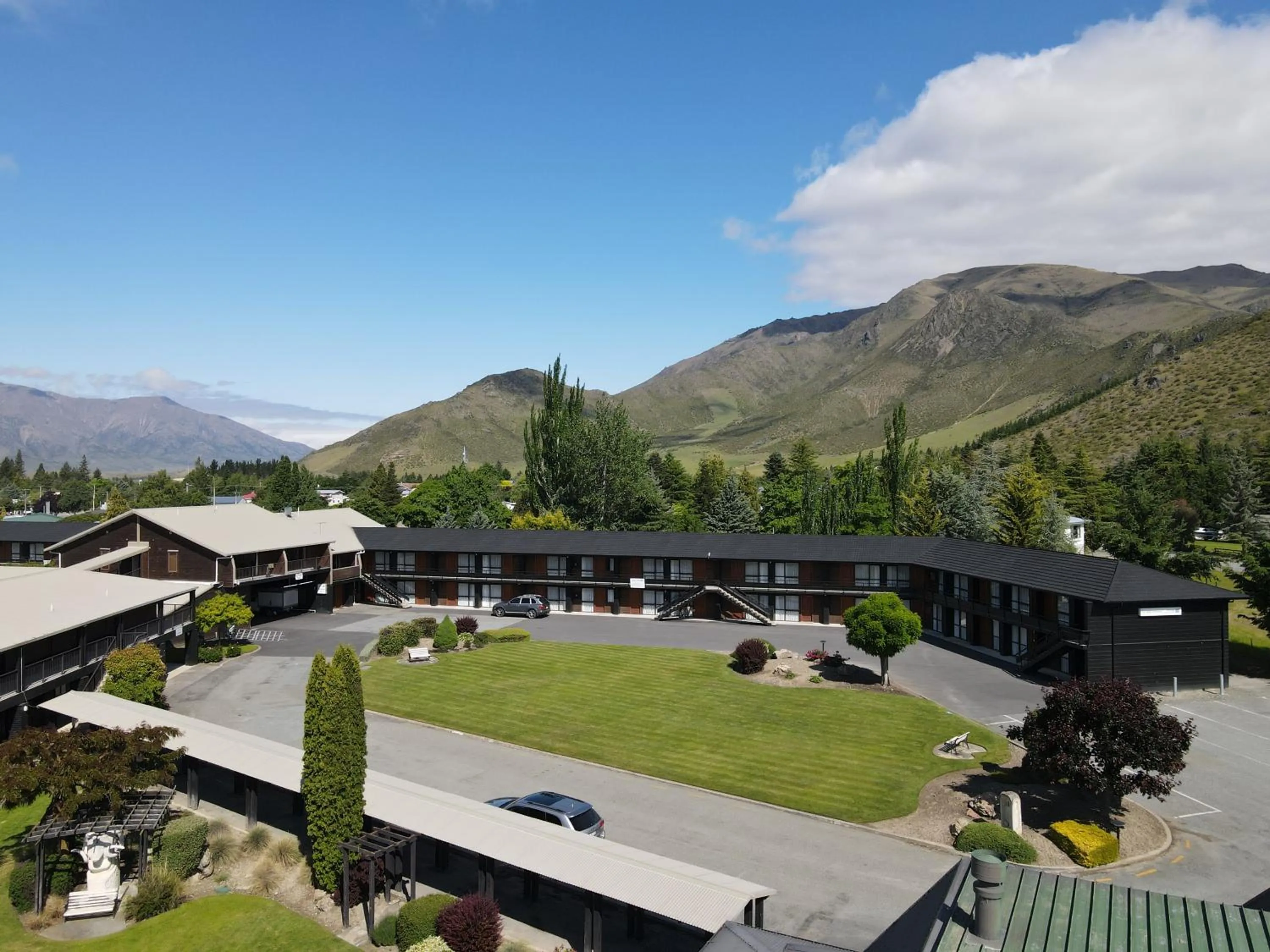 Property building in Distinction Heritage Gateway Hotel