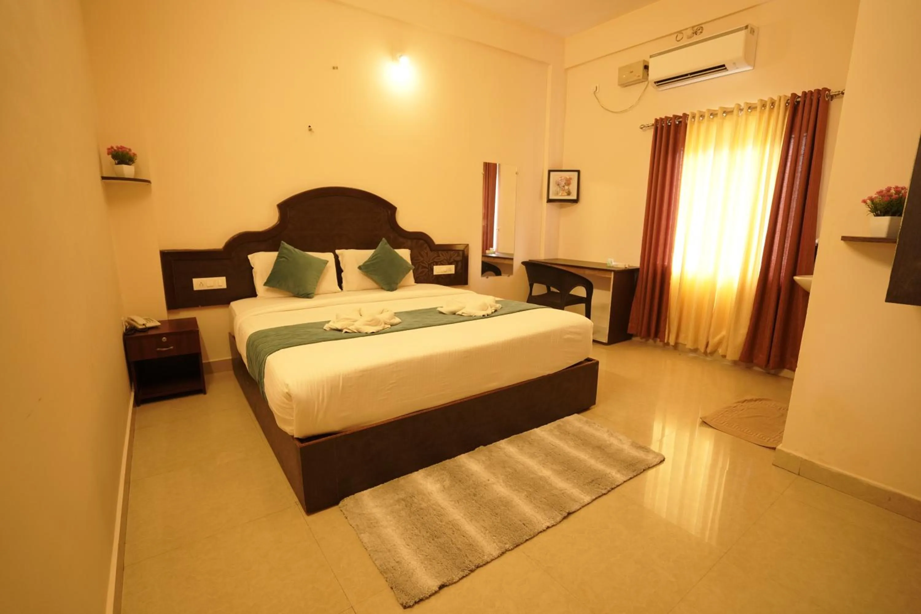 Photo of the whole room, Bed in Ebenezer Plaza