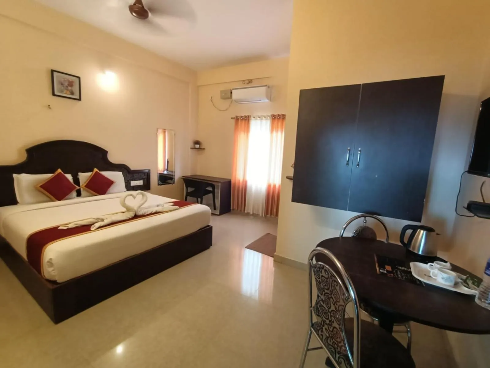 Photo of the whole room, Bed in Ebenezer Plaza