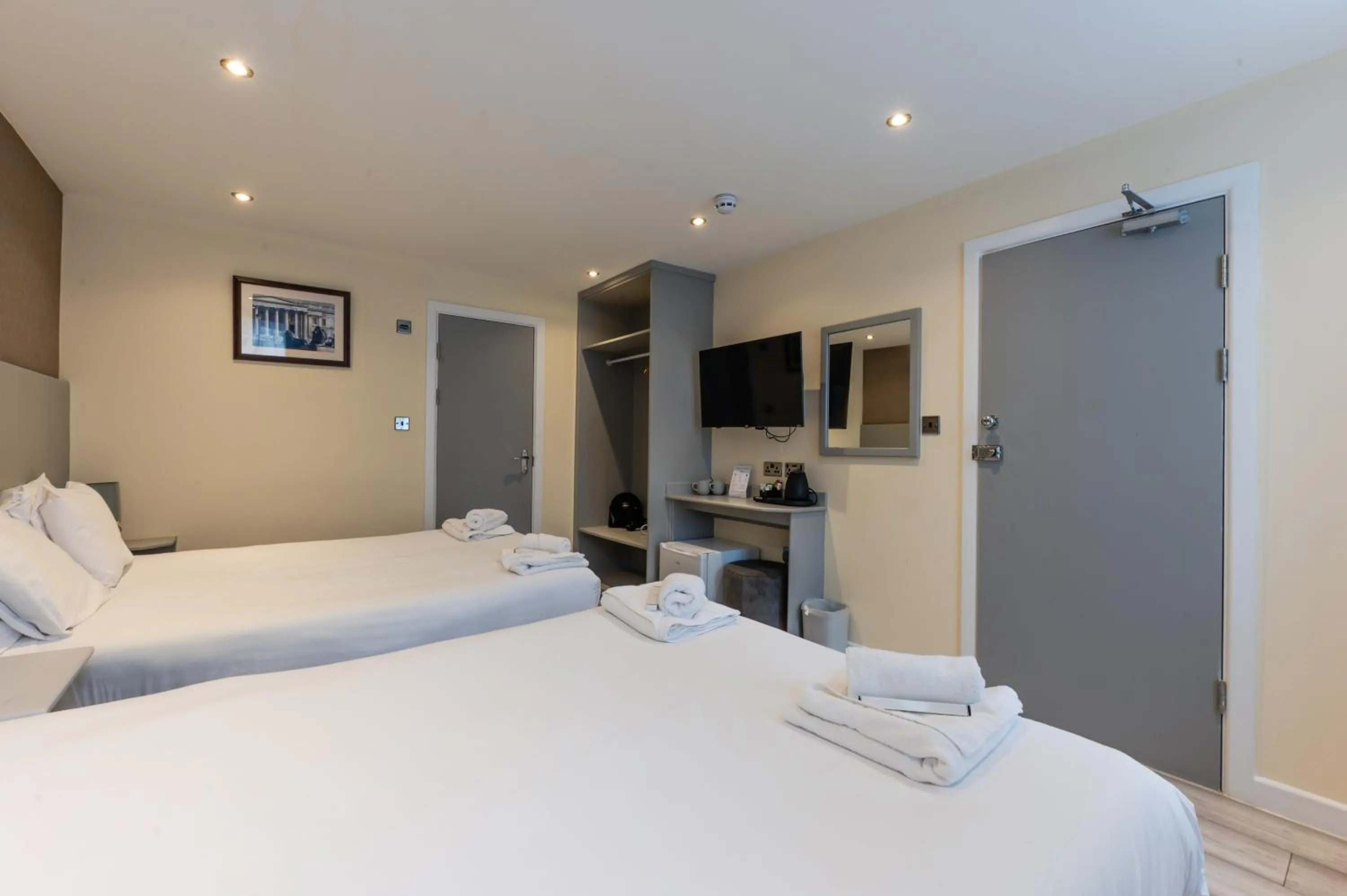 Bedroom, Bed in Belmont Hotel