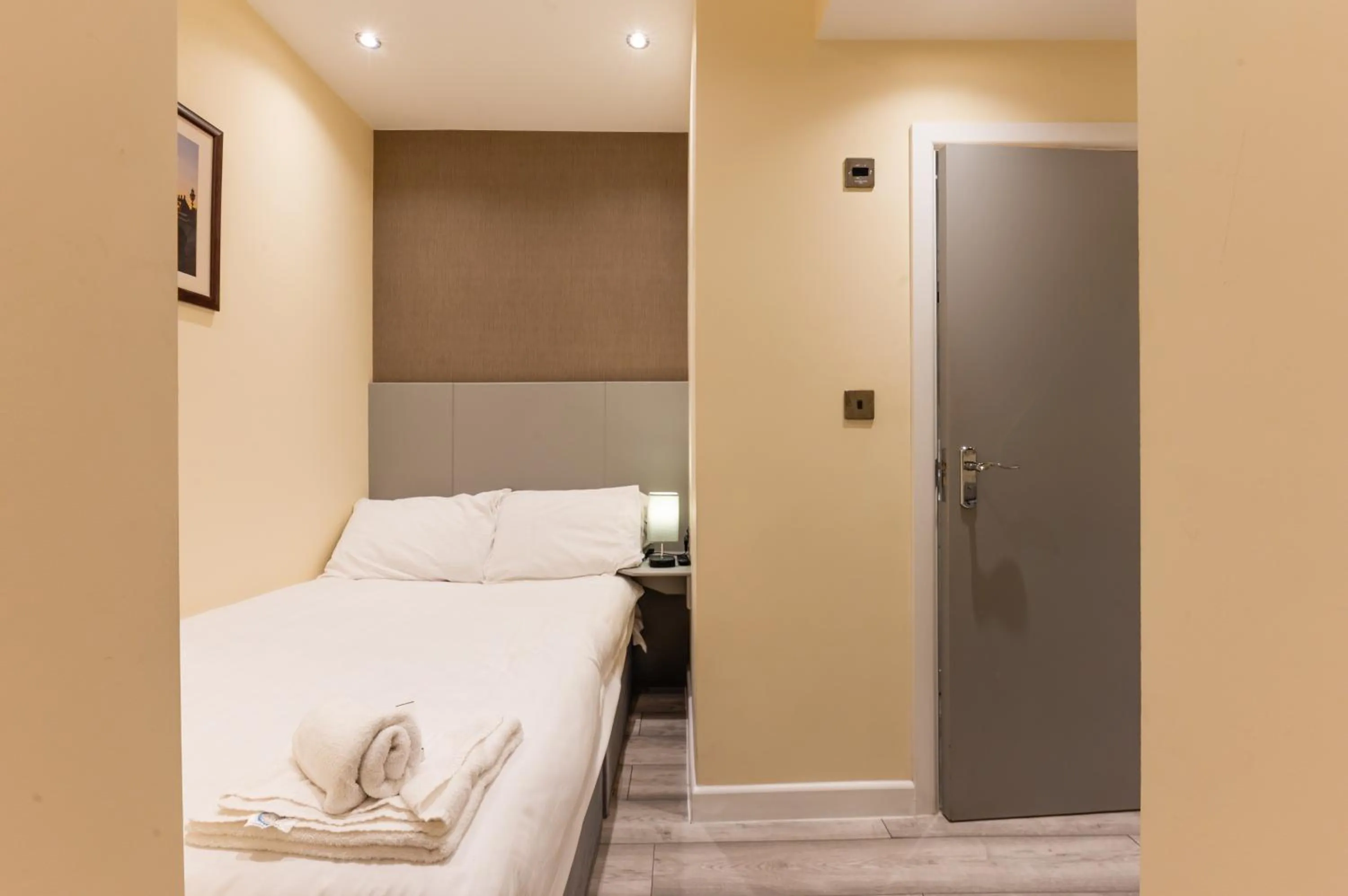 Bedroom, Bed in Belmont Hotel