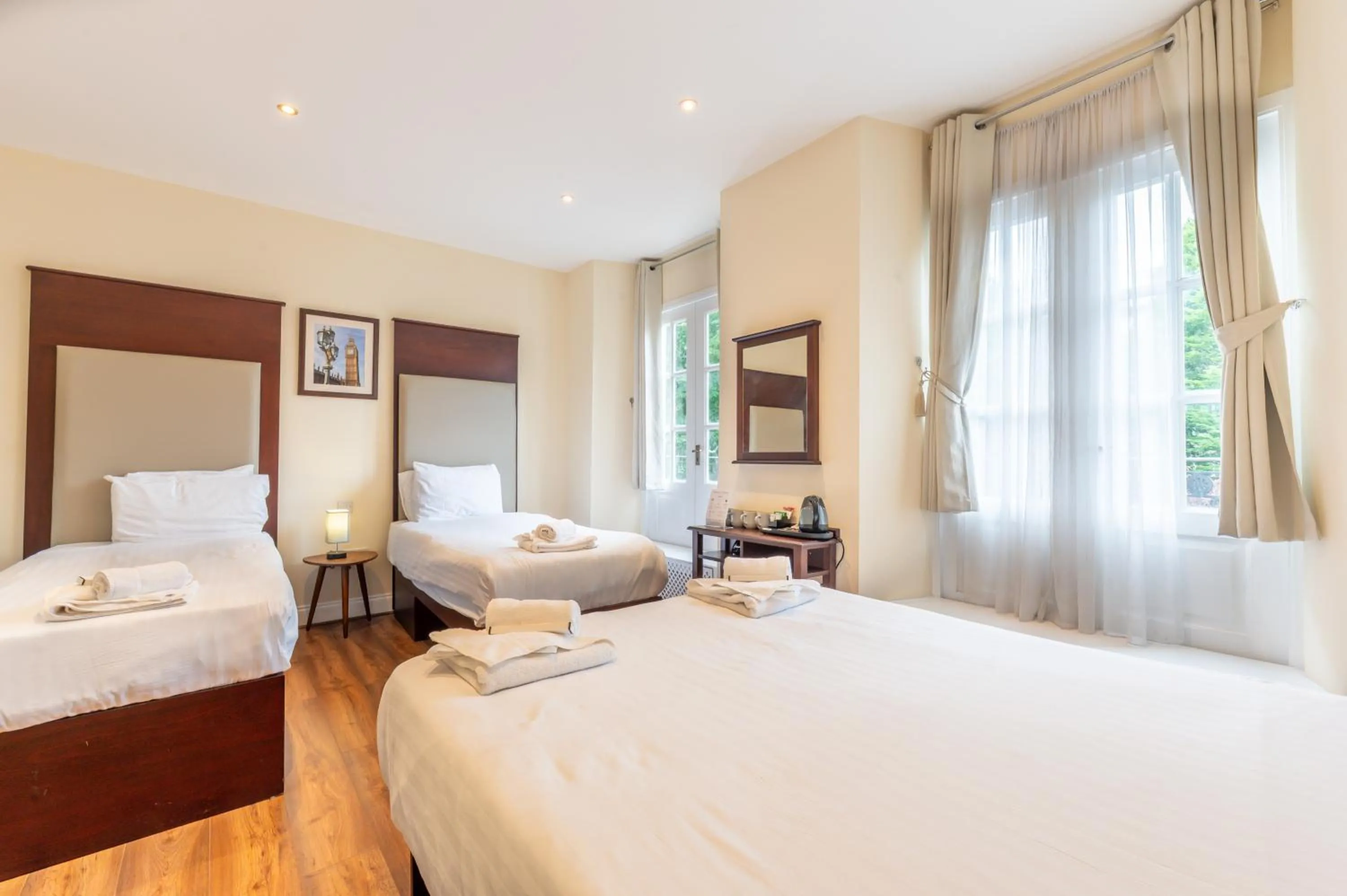 Photo of the whole room, Bed in Belmont Hotel