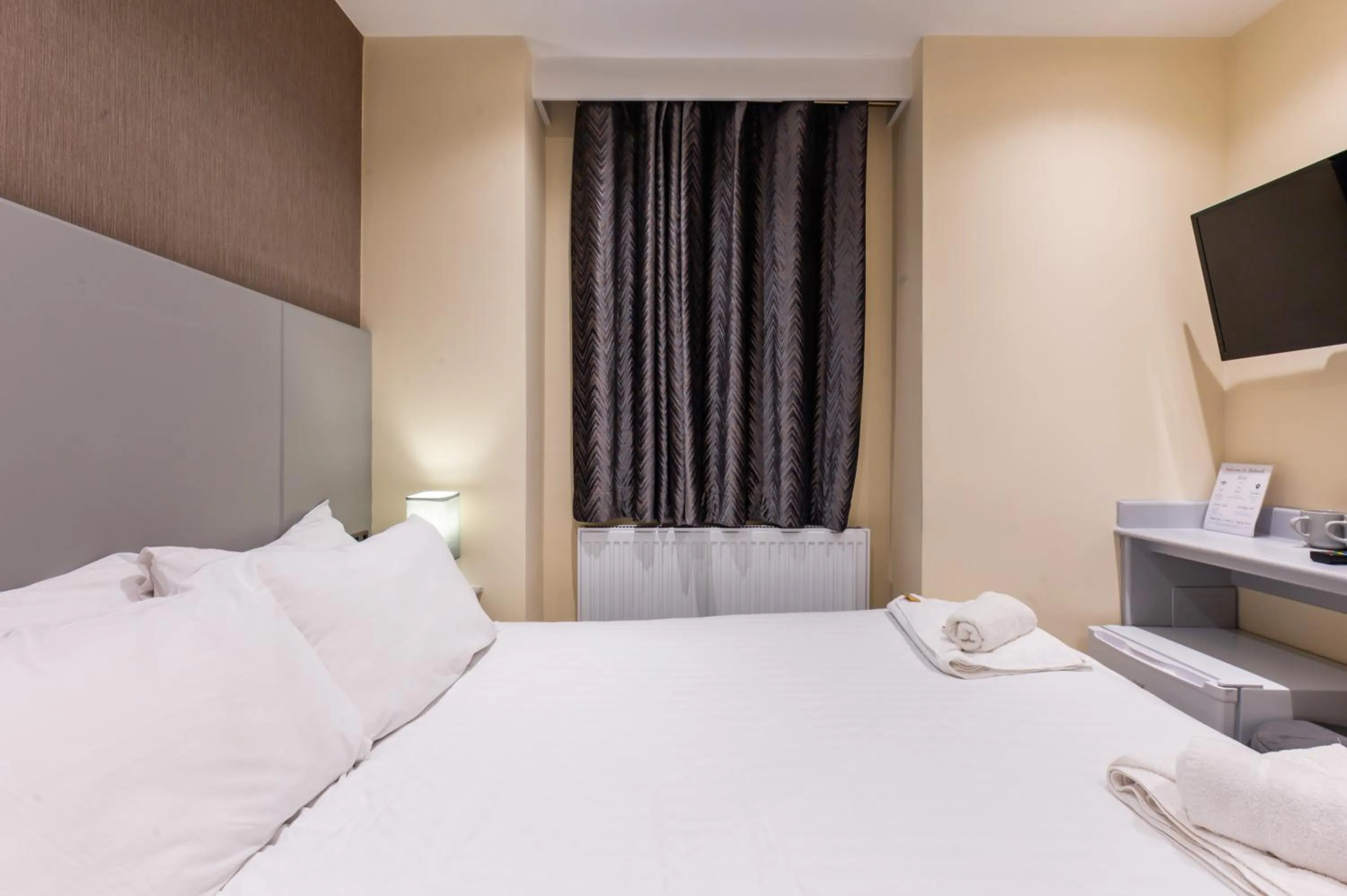 Bedroom, Bed in Belmont Hotel