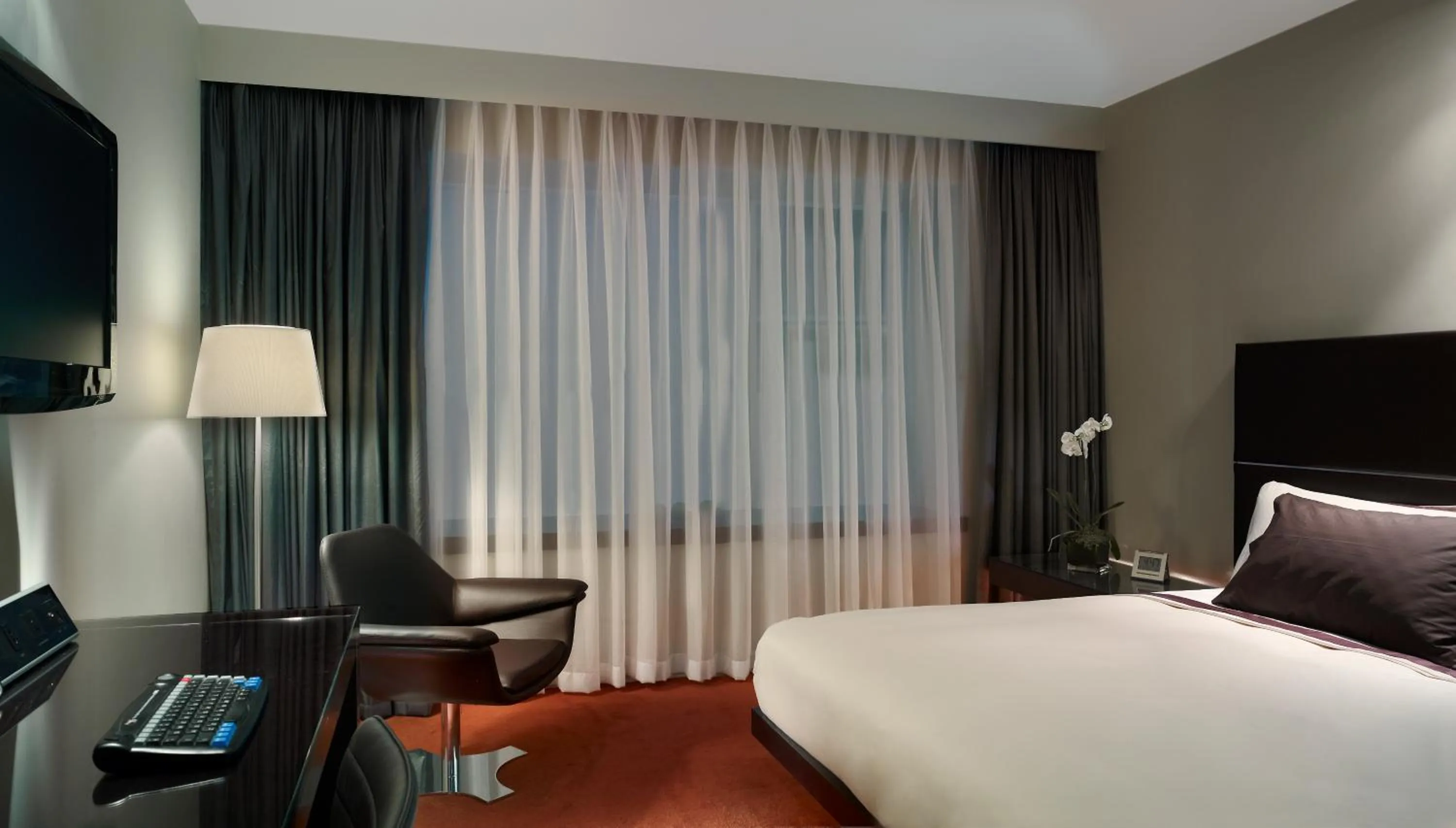 Communal lounge/ TV room, Bed in Park Plaza London Westminster Bridge