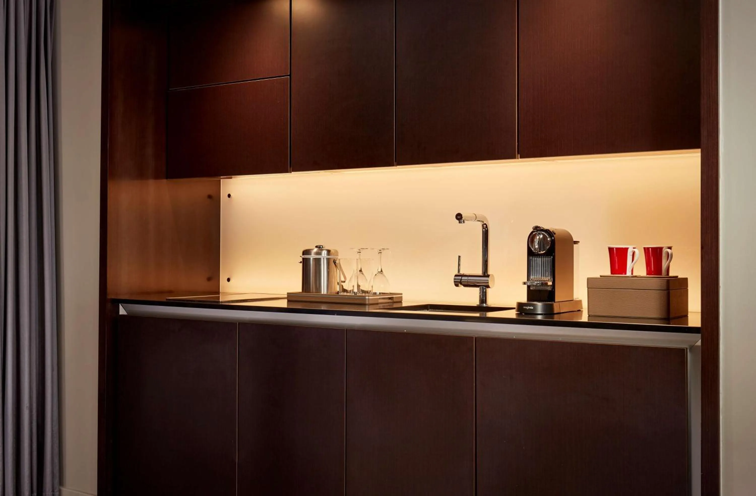 Photo of the whole room in Park Plaza London Westminster Bridge