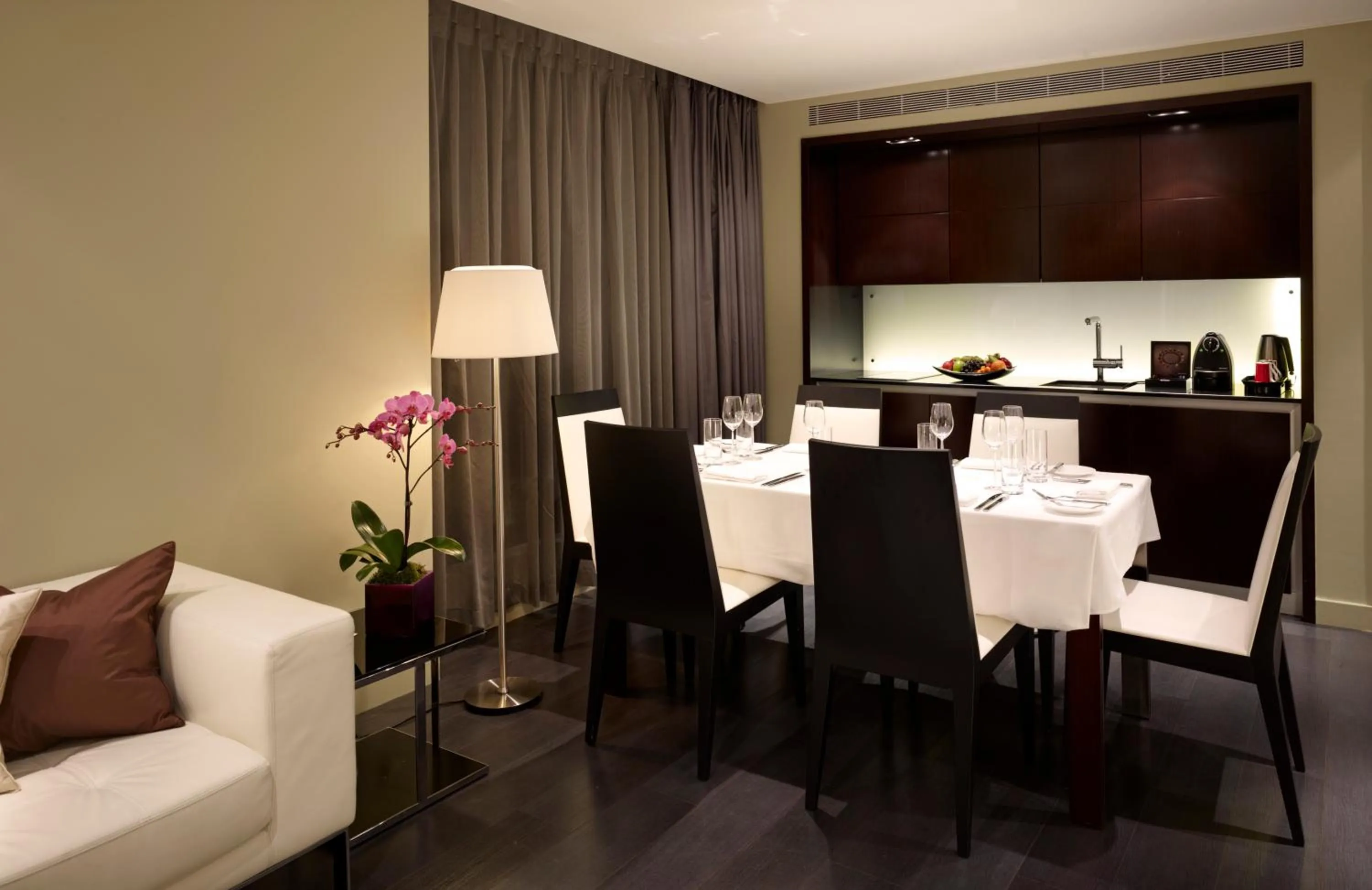 Dining area in Park Plaza London Westminster Bridge