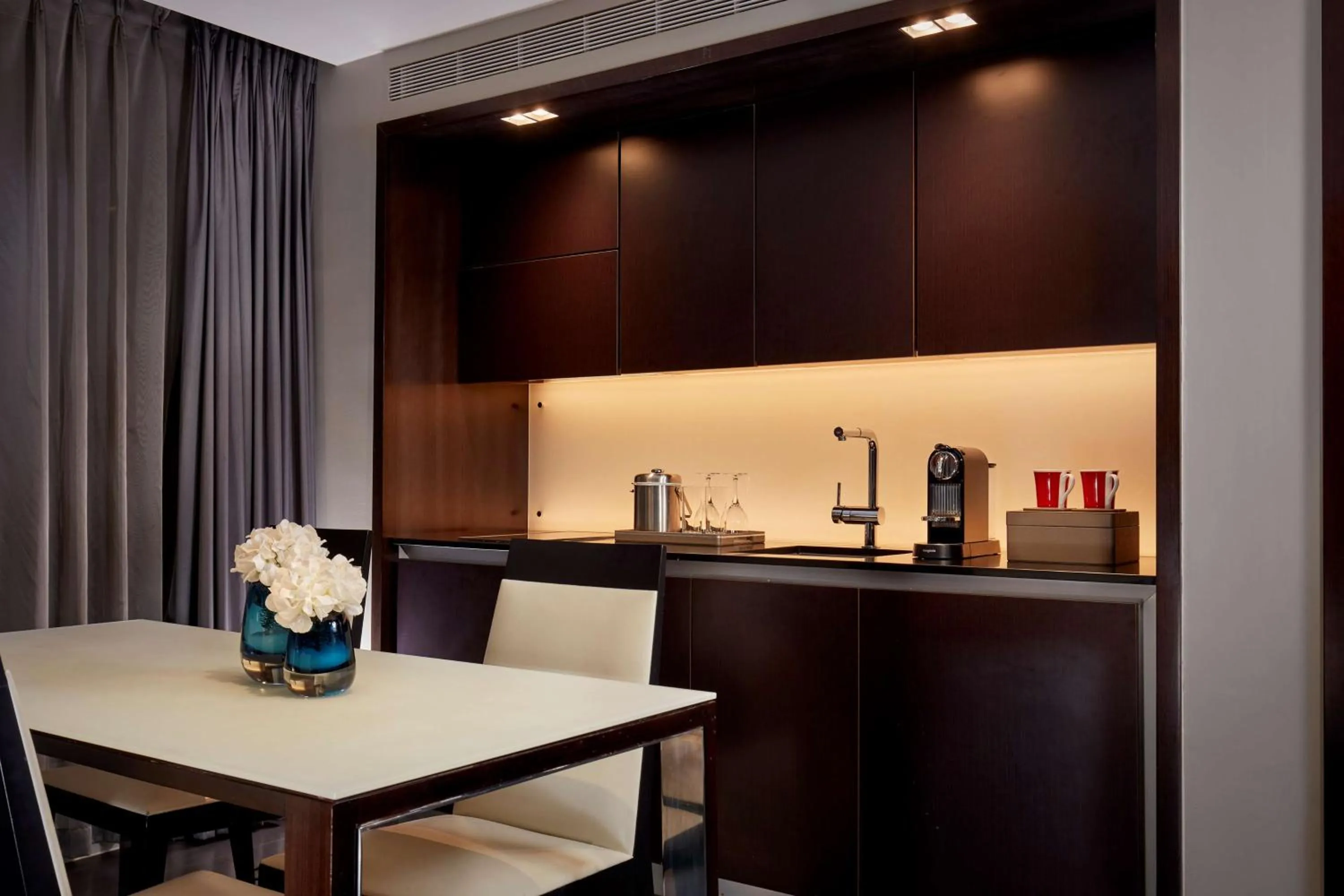 Photo of the whole room in Park Plaza London Westminster Bridge