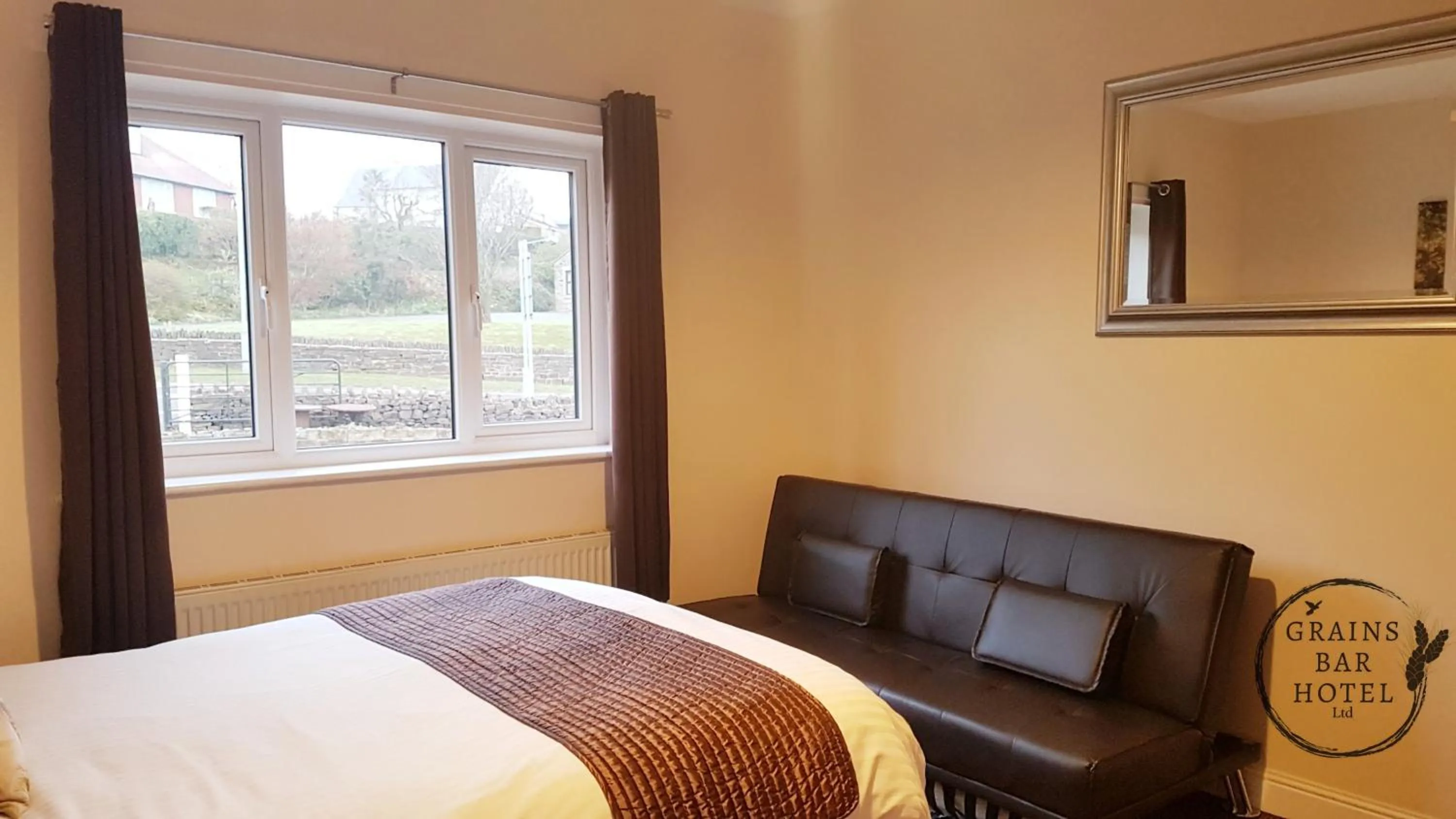 Bedroom, Bed in Grains Bar Hotel