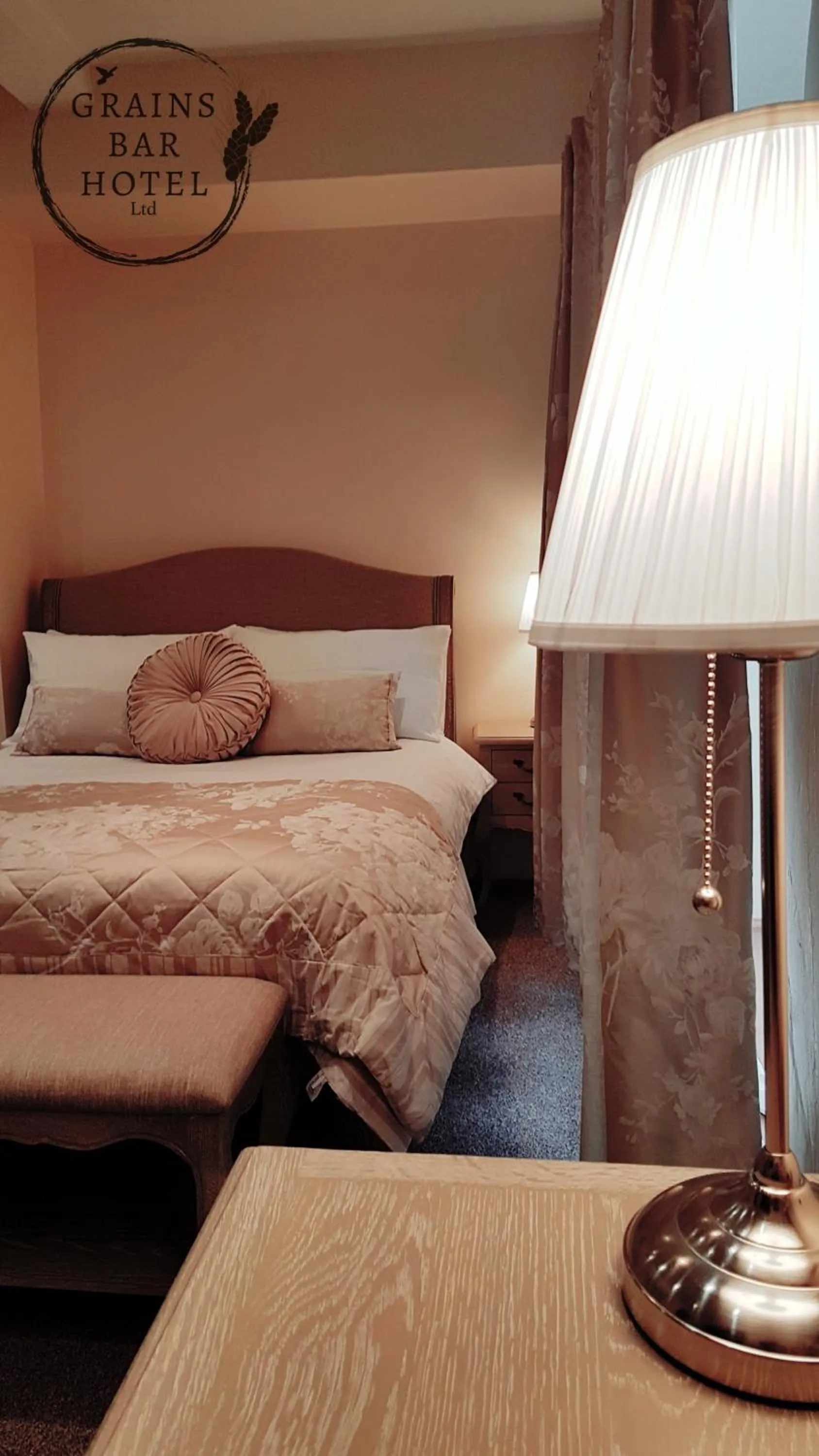 Bedroom, Bed in Grains Bar Hotel