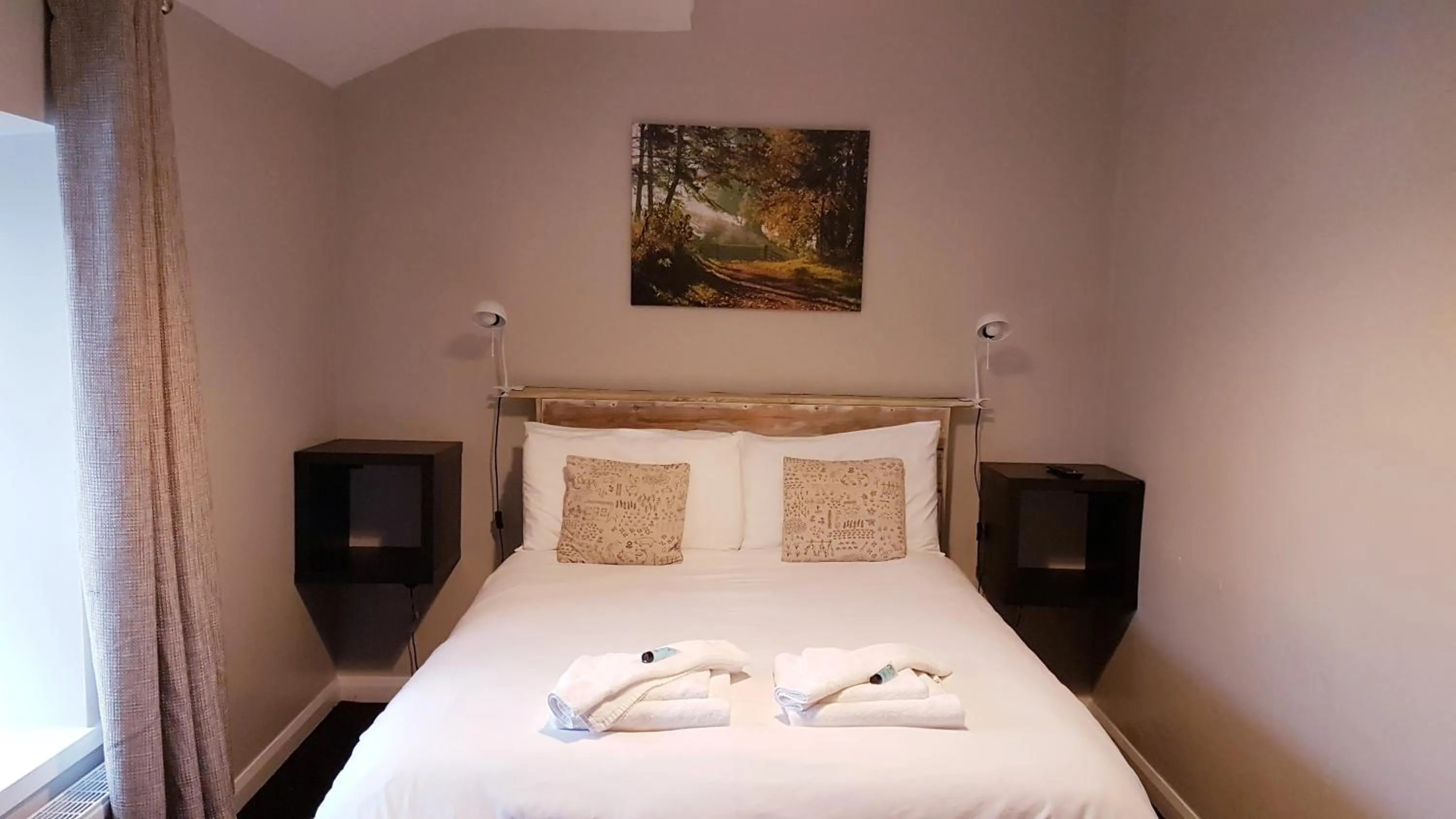 Bed in Grains Bar Hotel