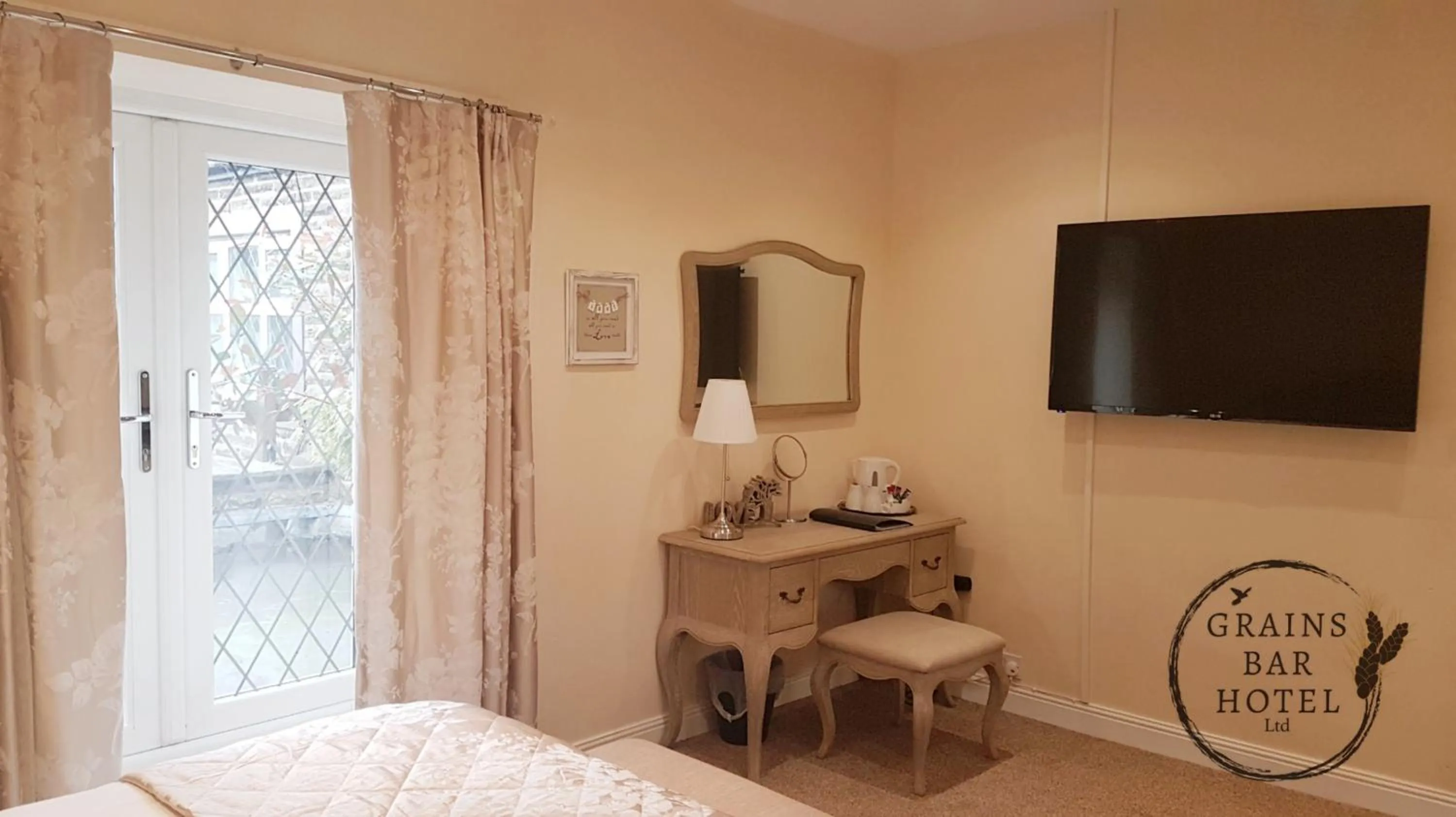 Bedroom, Bed in Grains Bar Hotel