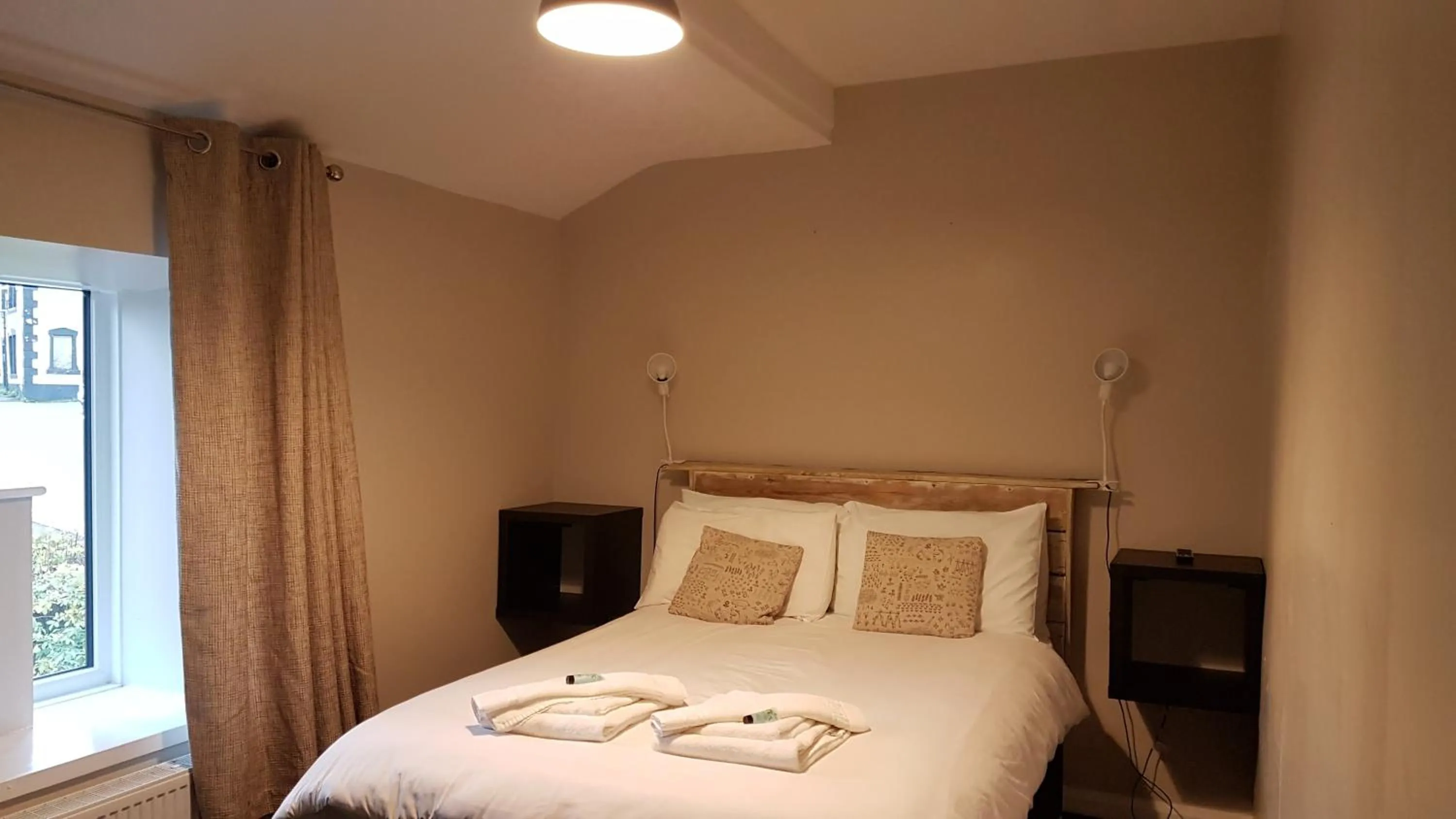 Bed in Grains Bar Hotel