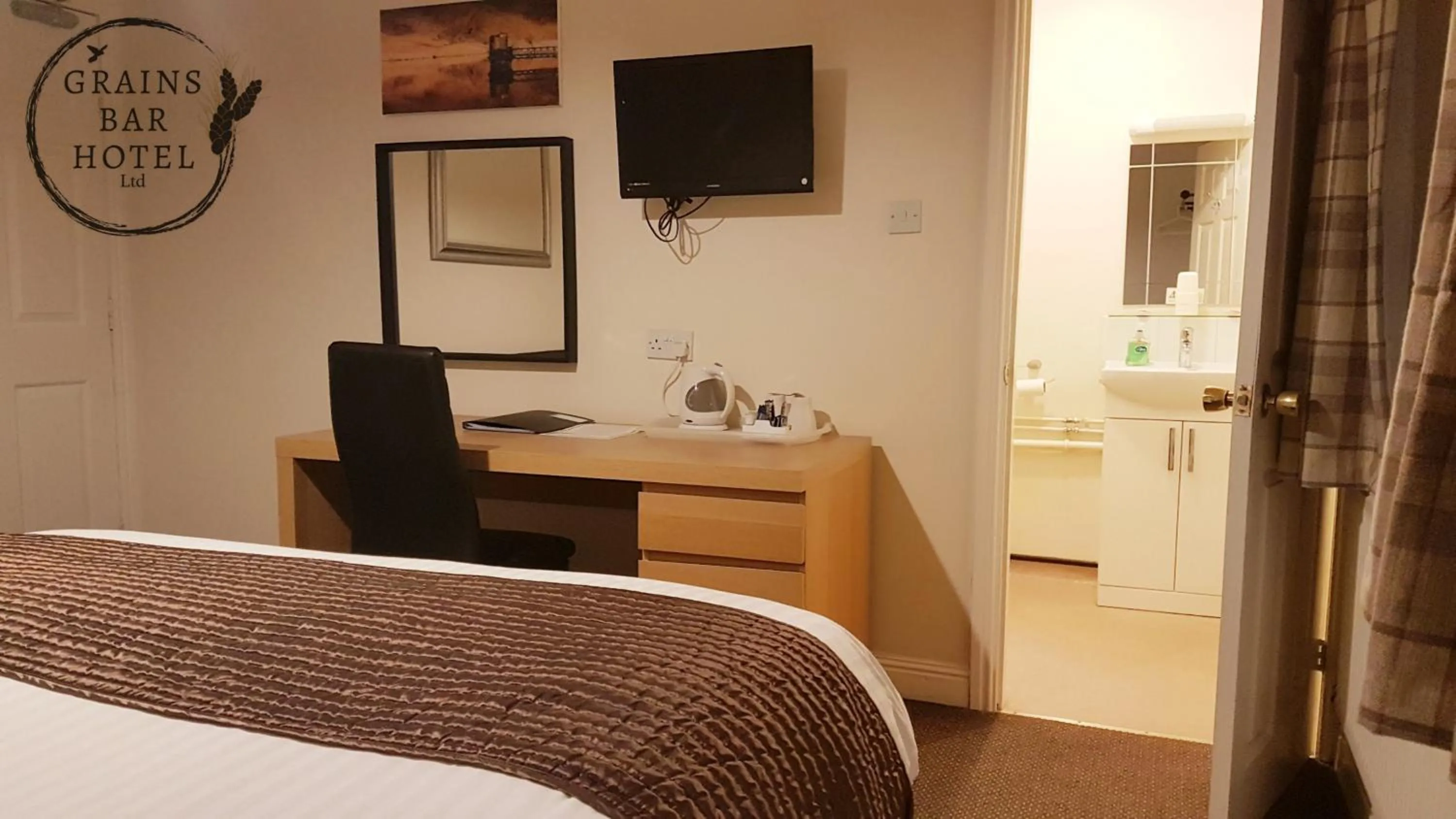 Bedroom, Bed in Grains Bar Hotel