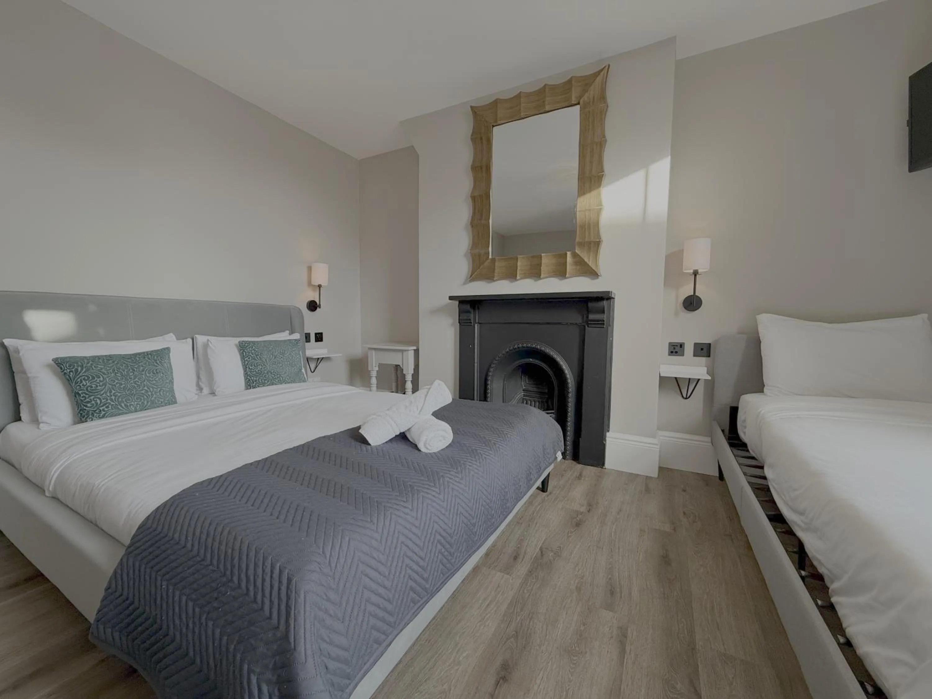 Bedroom, Bed in Number One Hundred Bed And Breakfast