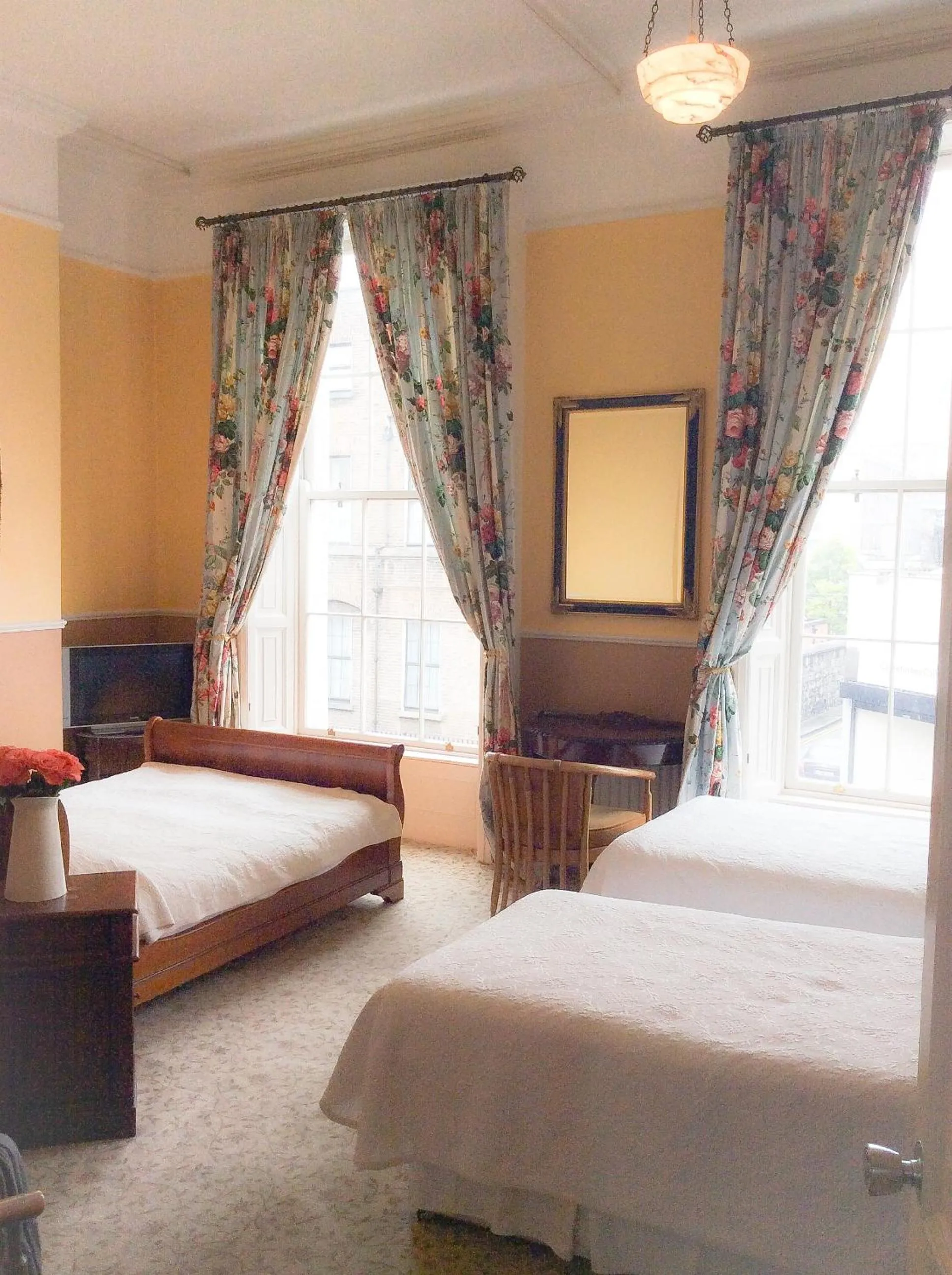 Bedroom, Bed in Harveys Guest House