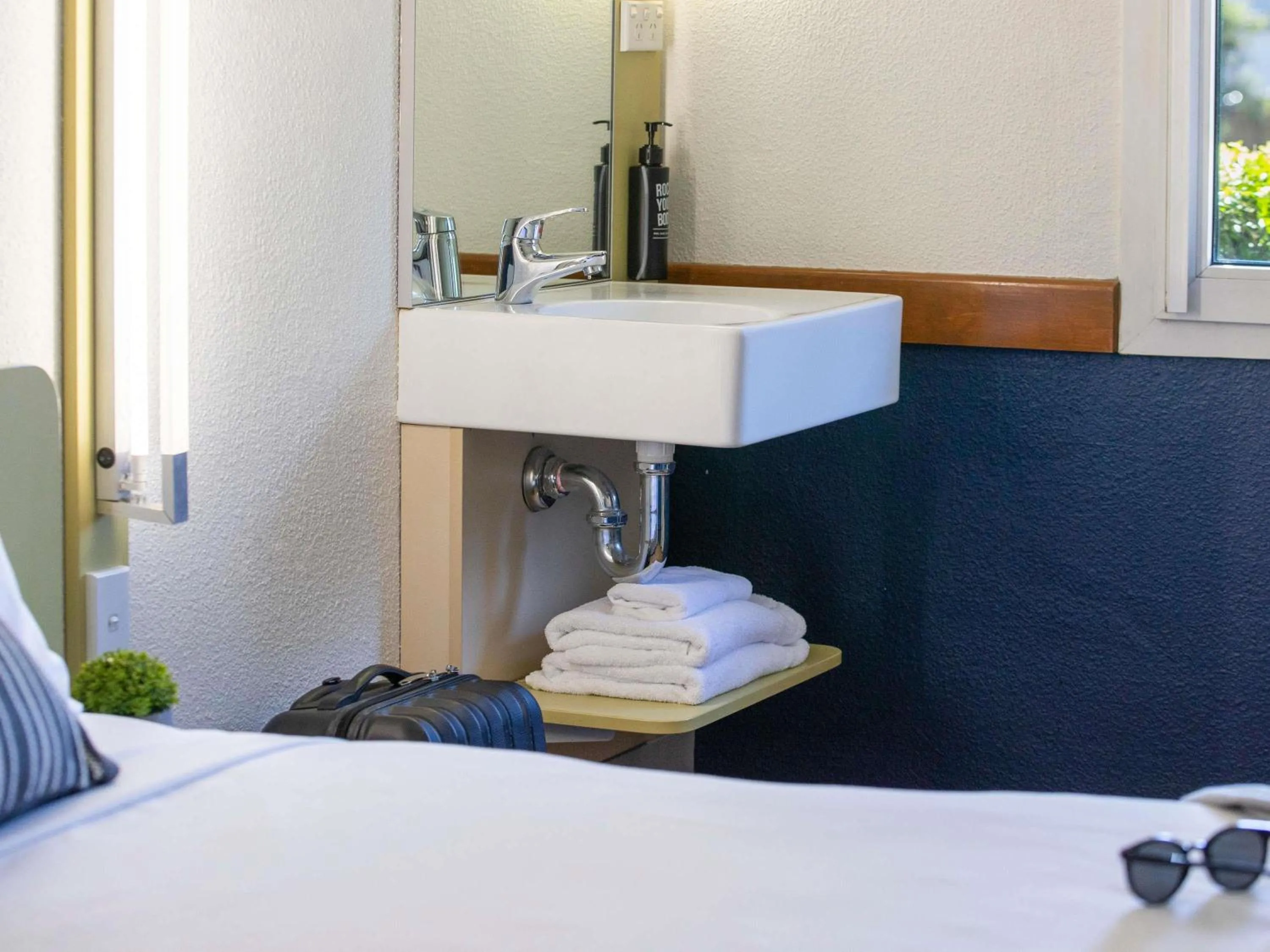 Bedroom, Bed in ibis Budget Wentworthville