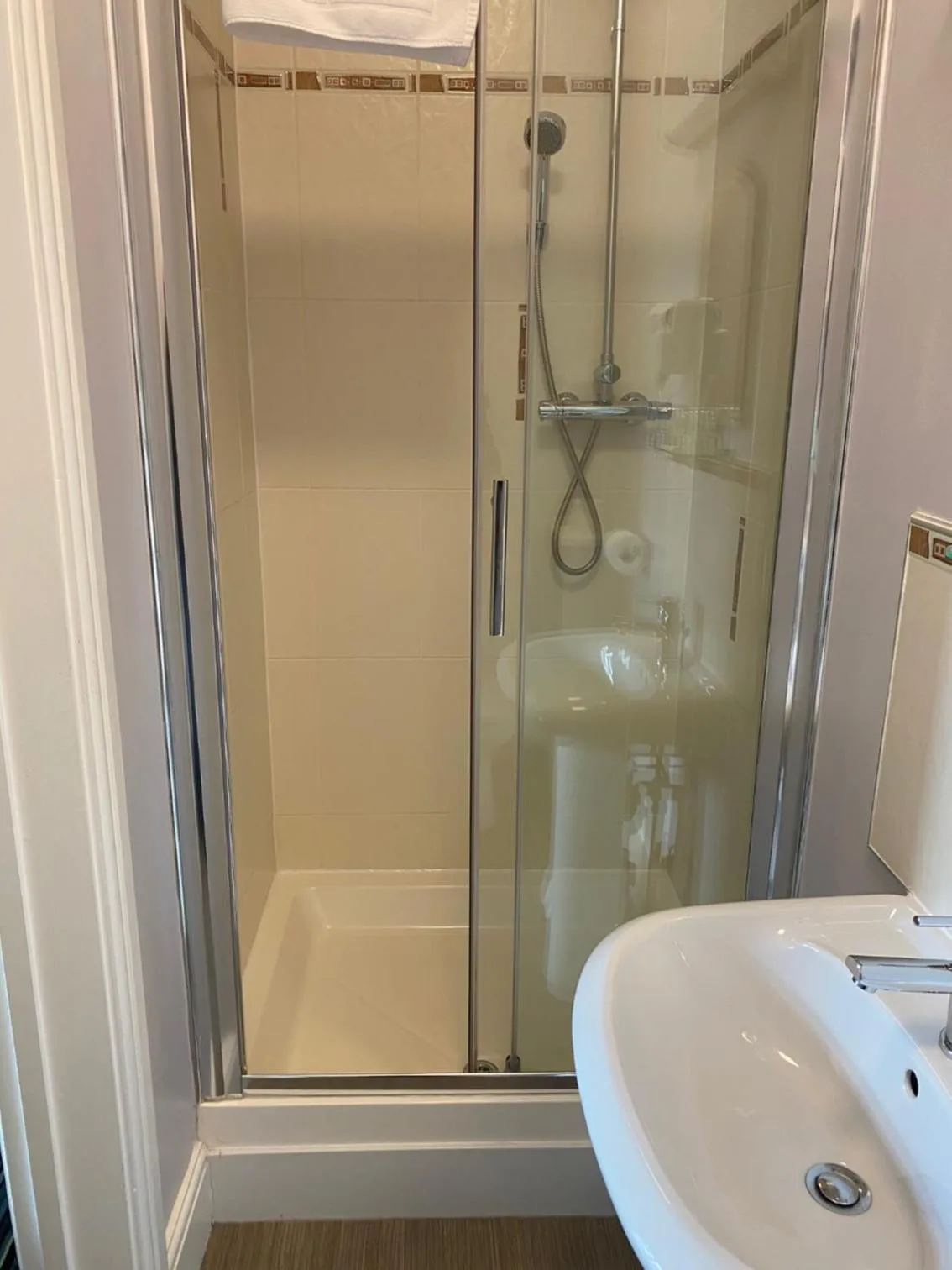 Shower in Manor Parc Hotel