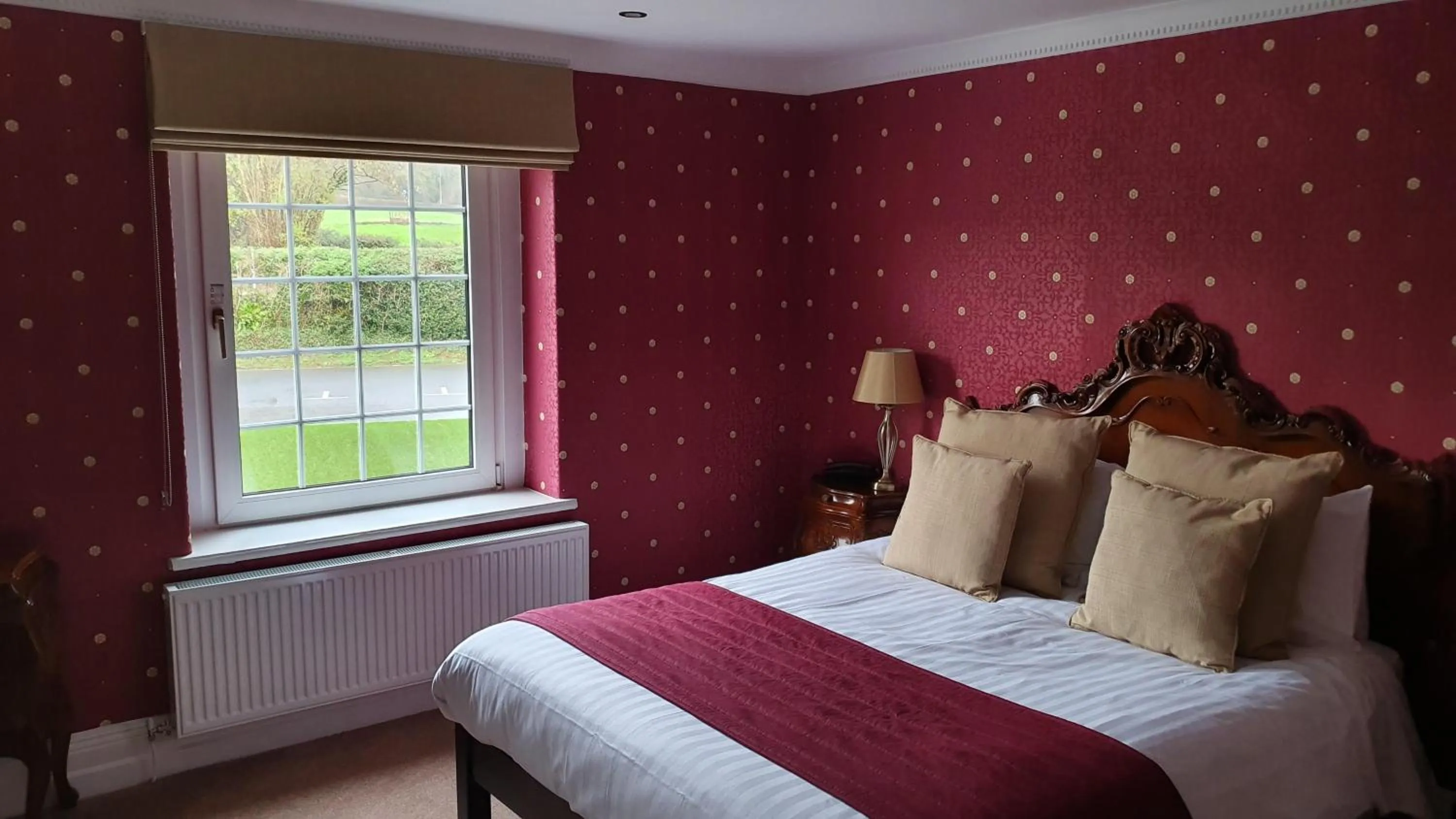 Seating area, Bed in Manor Parc Hotel