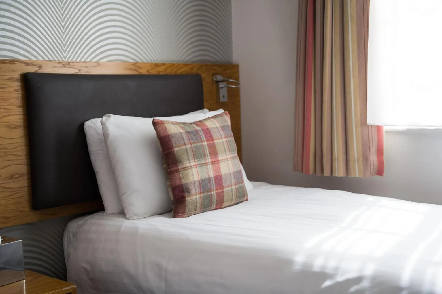 Bedroom, Bed in Ye Olde Griffin