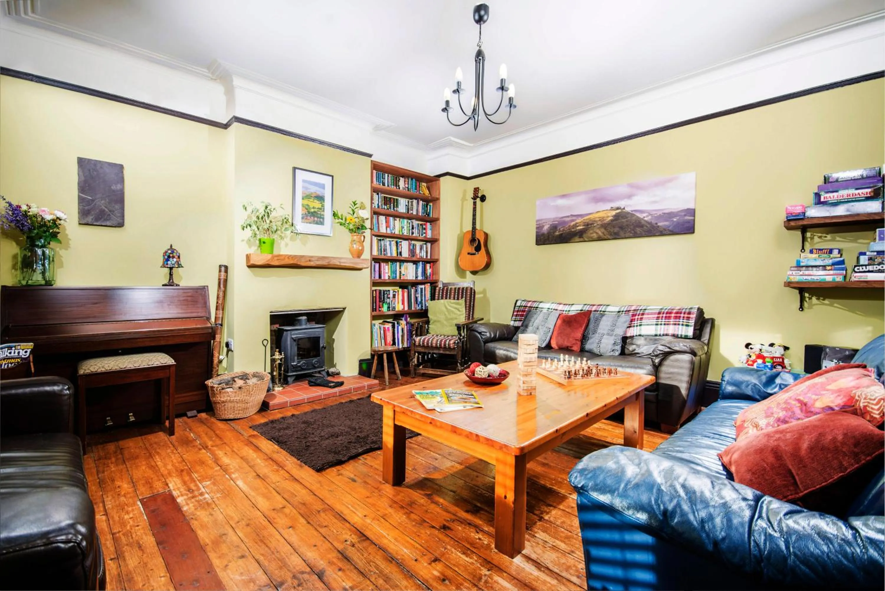 Living room in Llangollen Hostel Self-catering - Only Private Guest Bedrooms