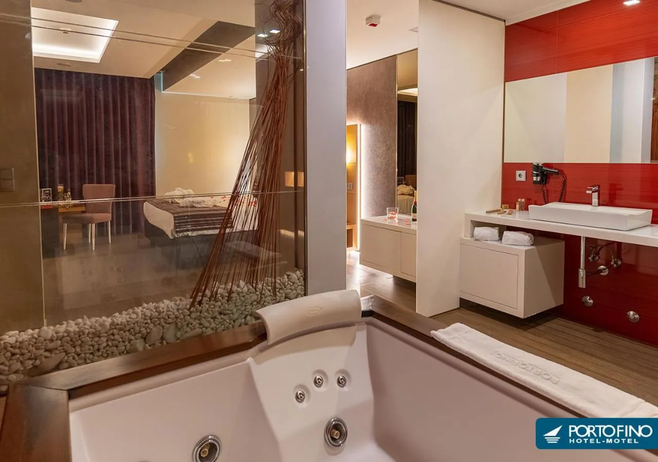 Hot Tub in Motel Portofino