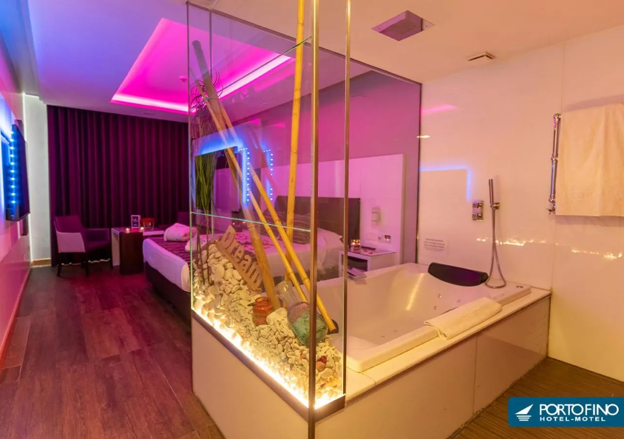 Hot Tub in Motel Portofino