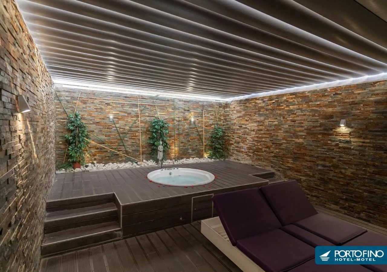 Hot Tub in Motel Portofino