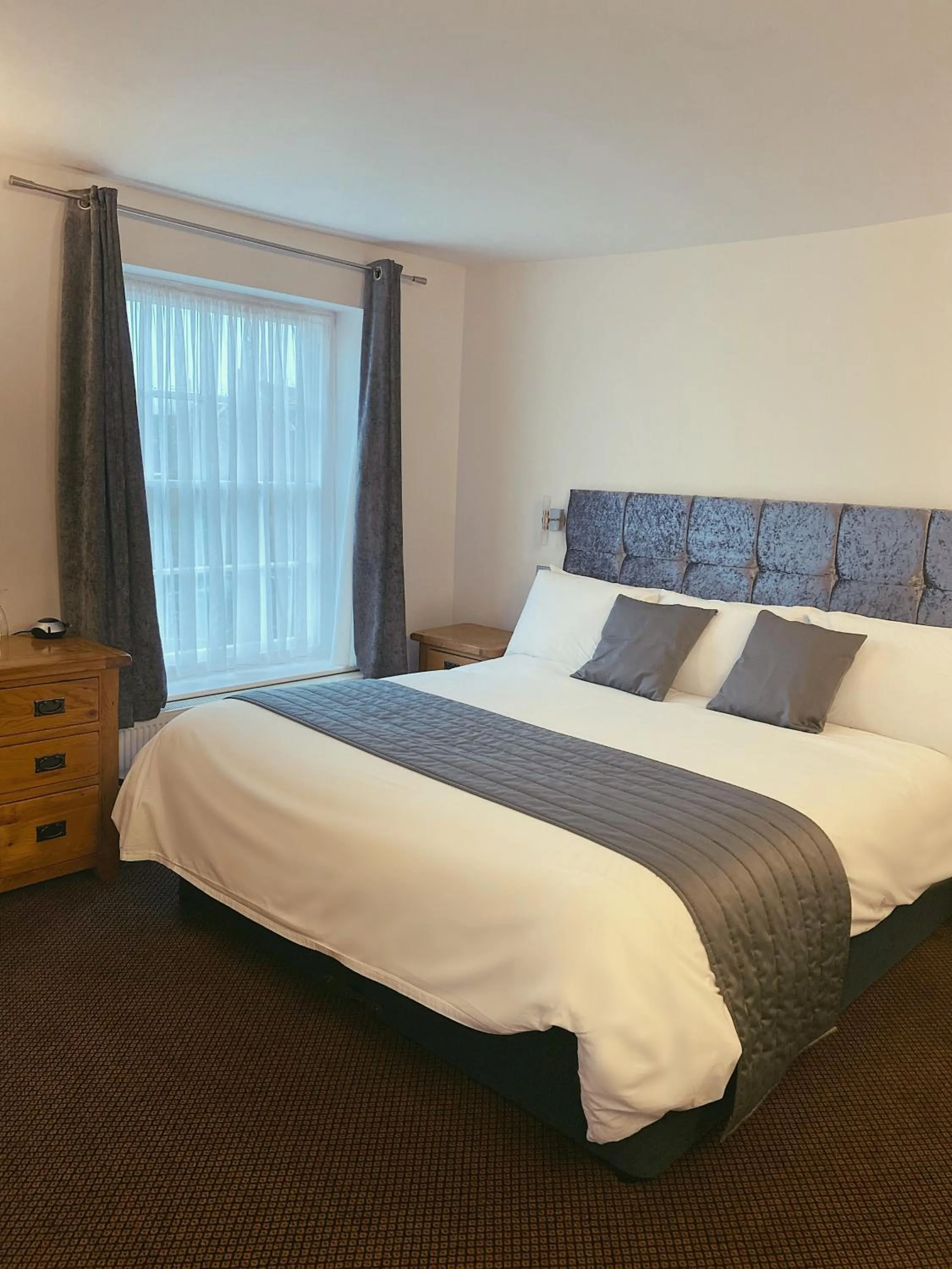 Bed in Newtown House Hotel