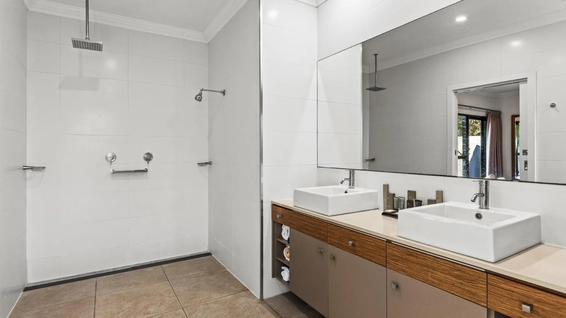 Shower in The Pearle of Cable Beach