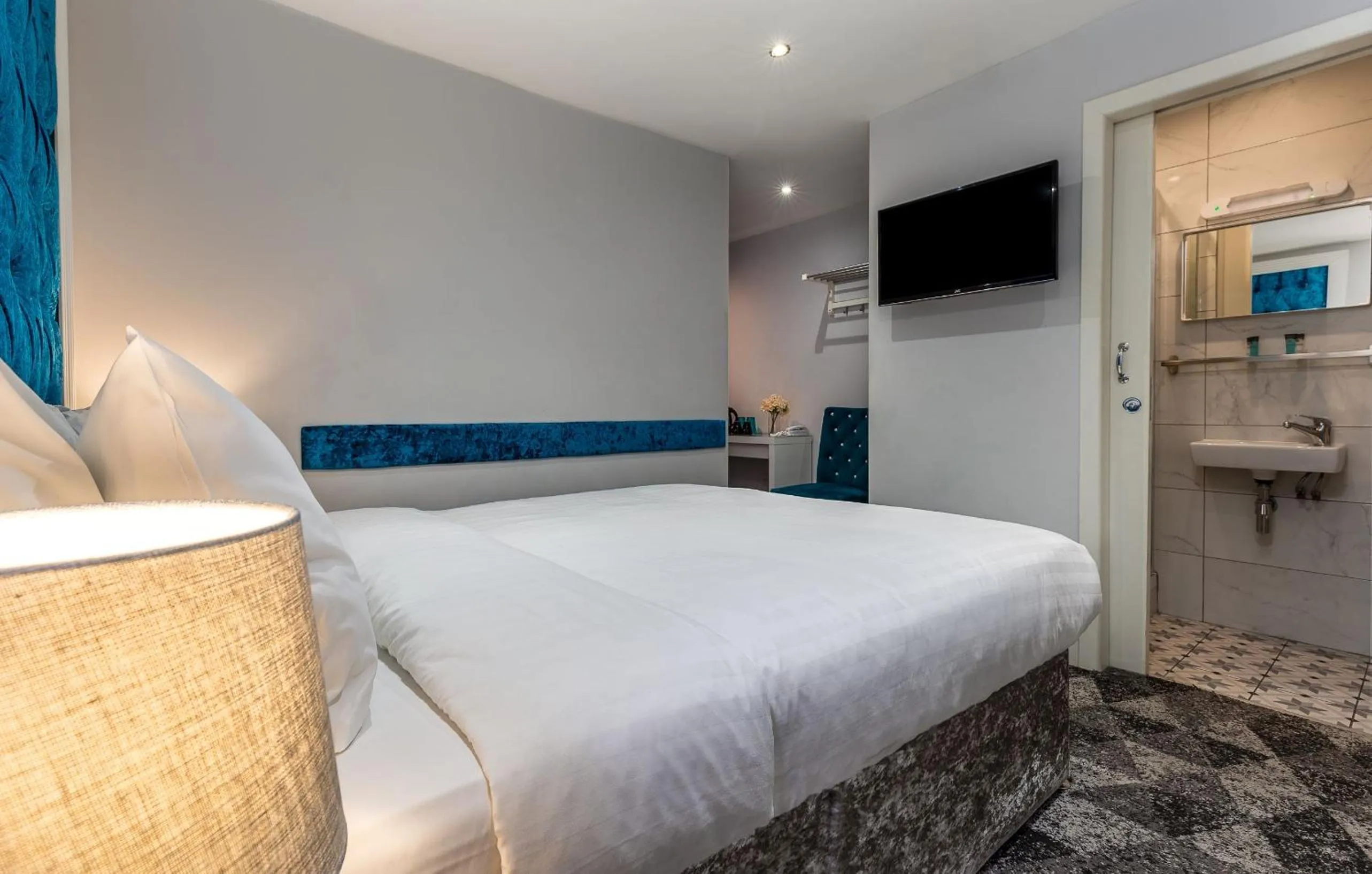 Photo of the whole room, Bed in Clifden House by Nina