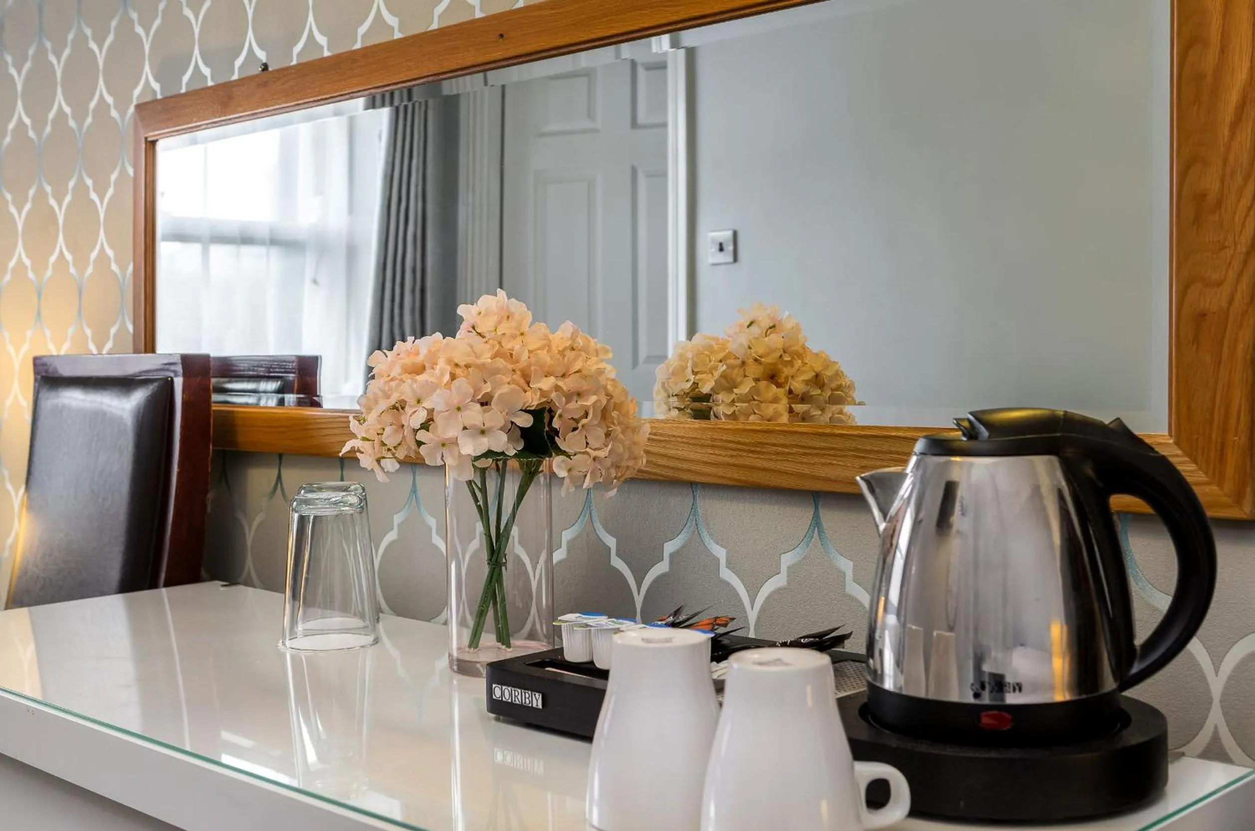 Coffee/tea facilities in Clifden House by Nina