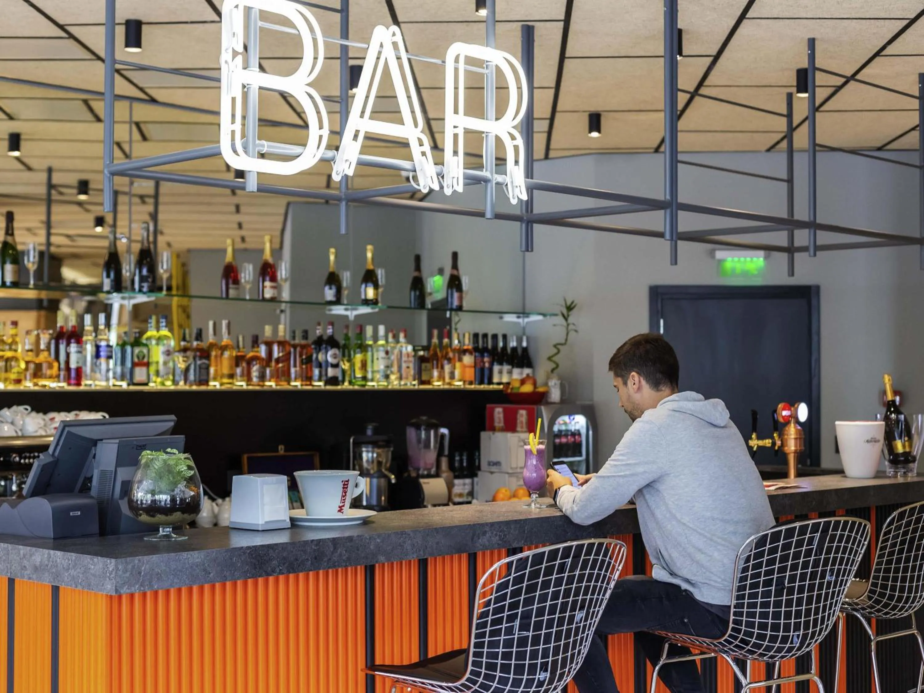 Lounge or bar in ibis Styles Bucharest Erbas