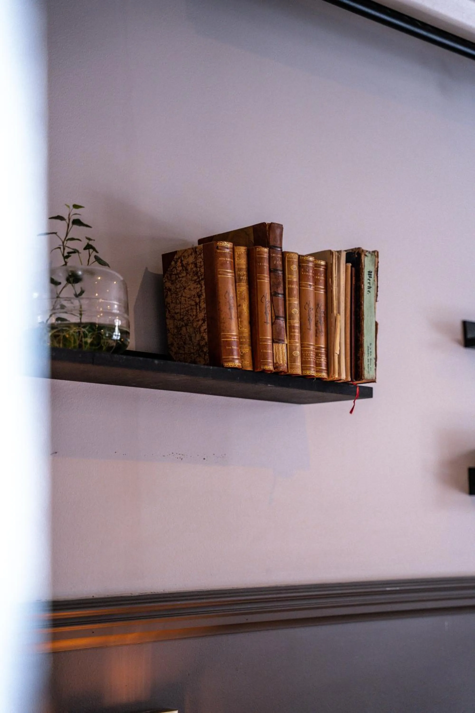 Decorative detail in Queen's Hotel by First Hotels