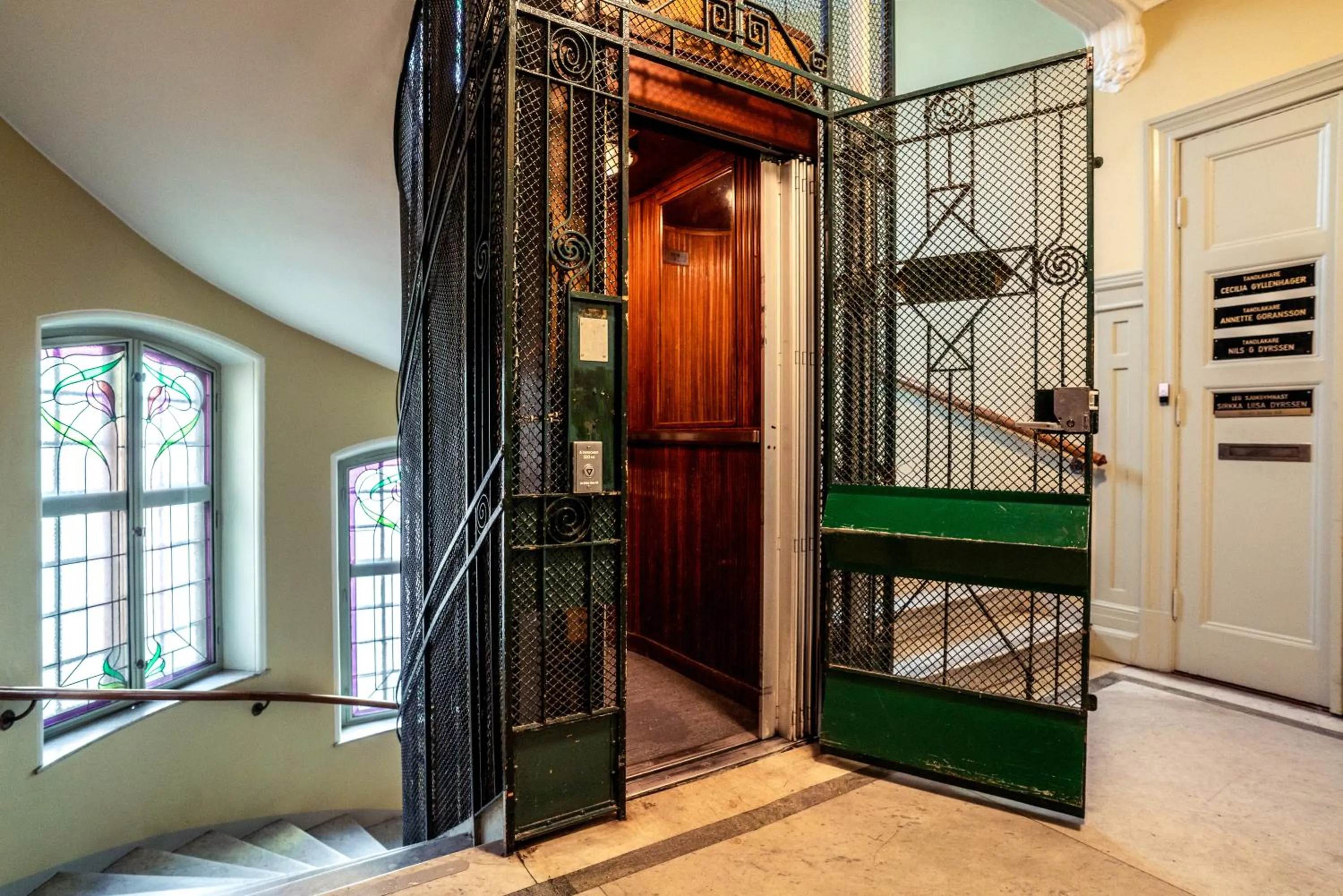 elevator in Queen's Hotel by First Hotels