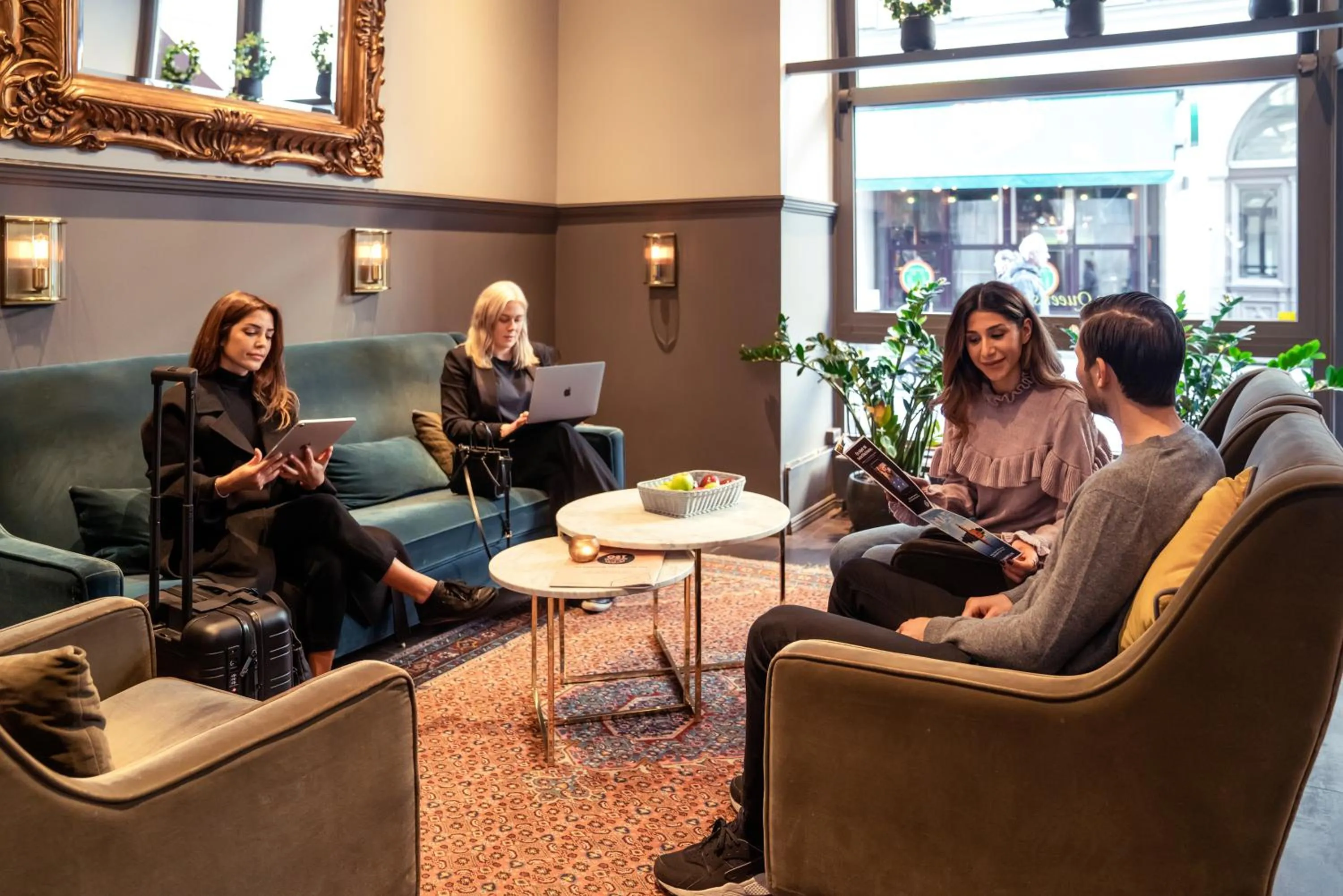 Lobby or reception in Queen's Hotel by First Hotels