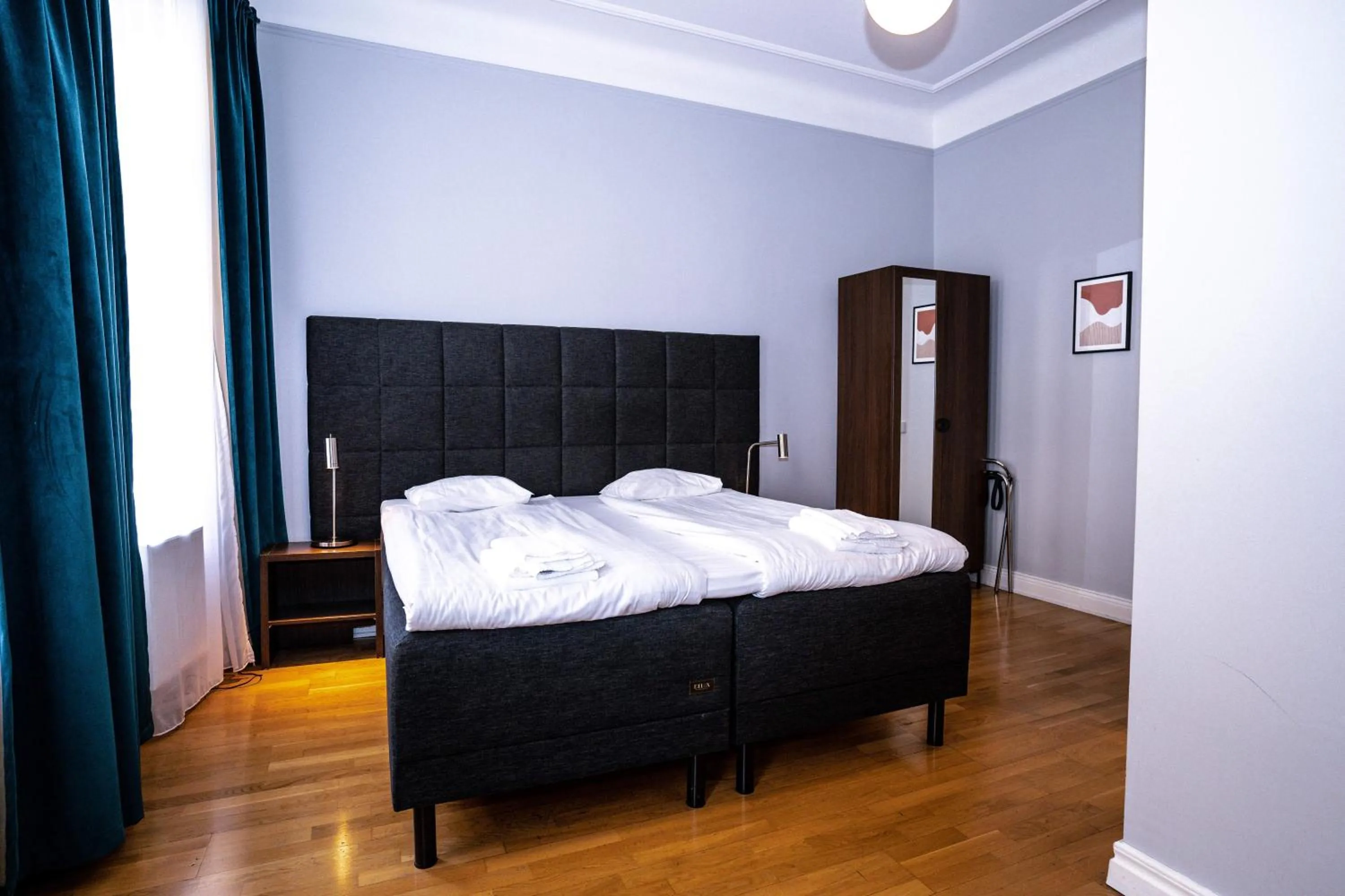 Photo of the whole room, Bed in Queen's Hotel by First Hotels