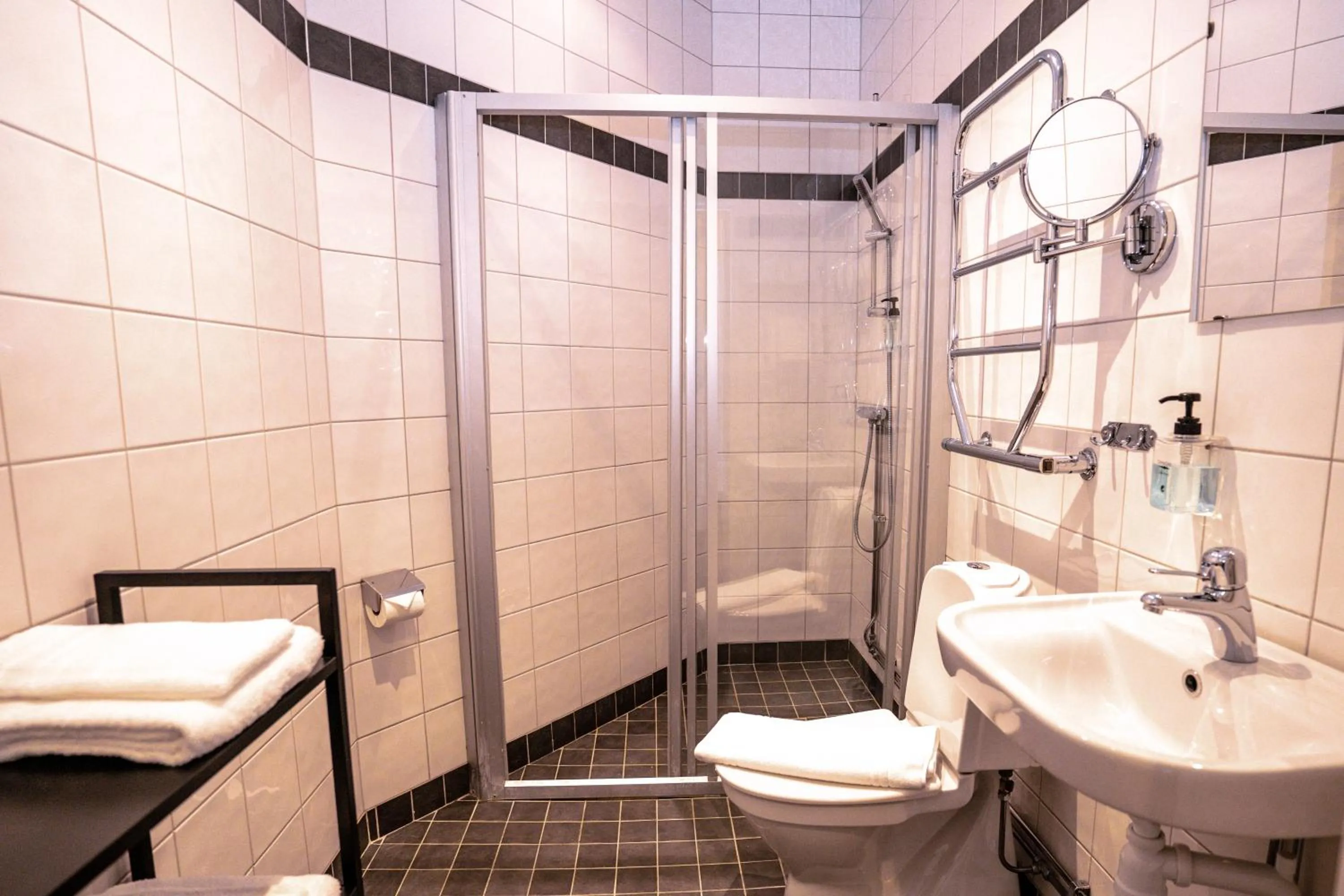 Shower in Queen's Hotel by First Hotels