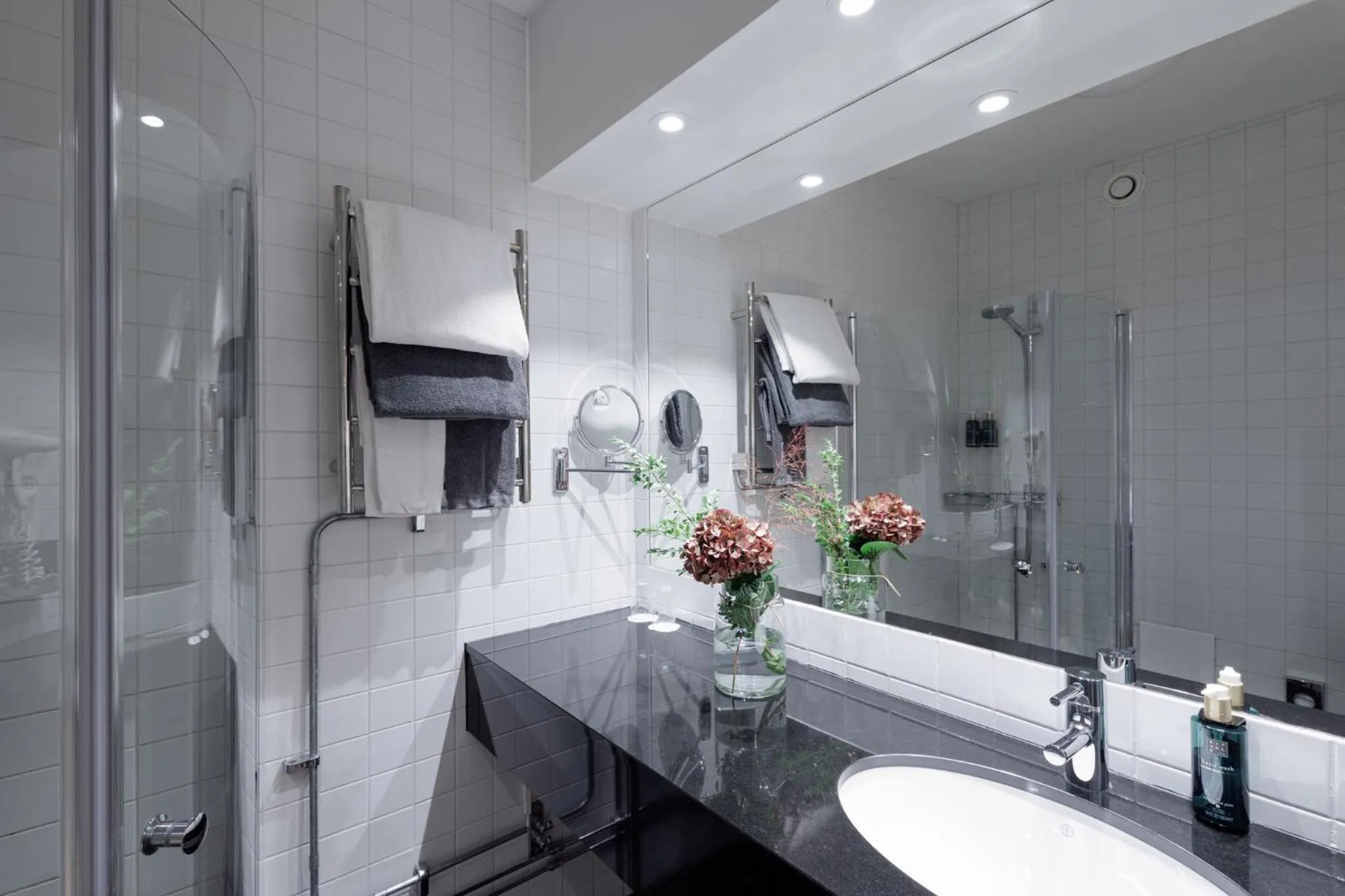 Bathroom in Home Hotel Wellington