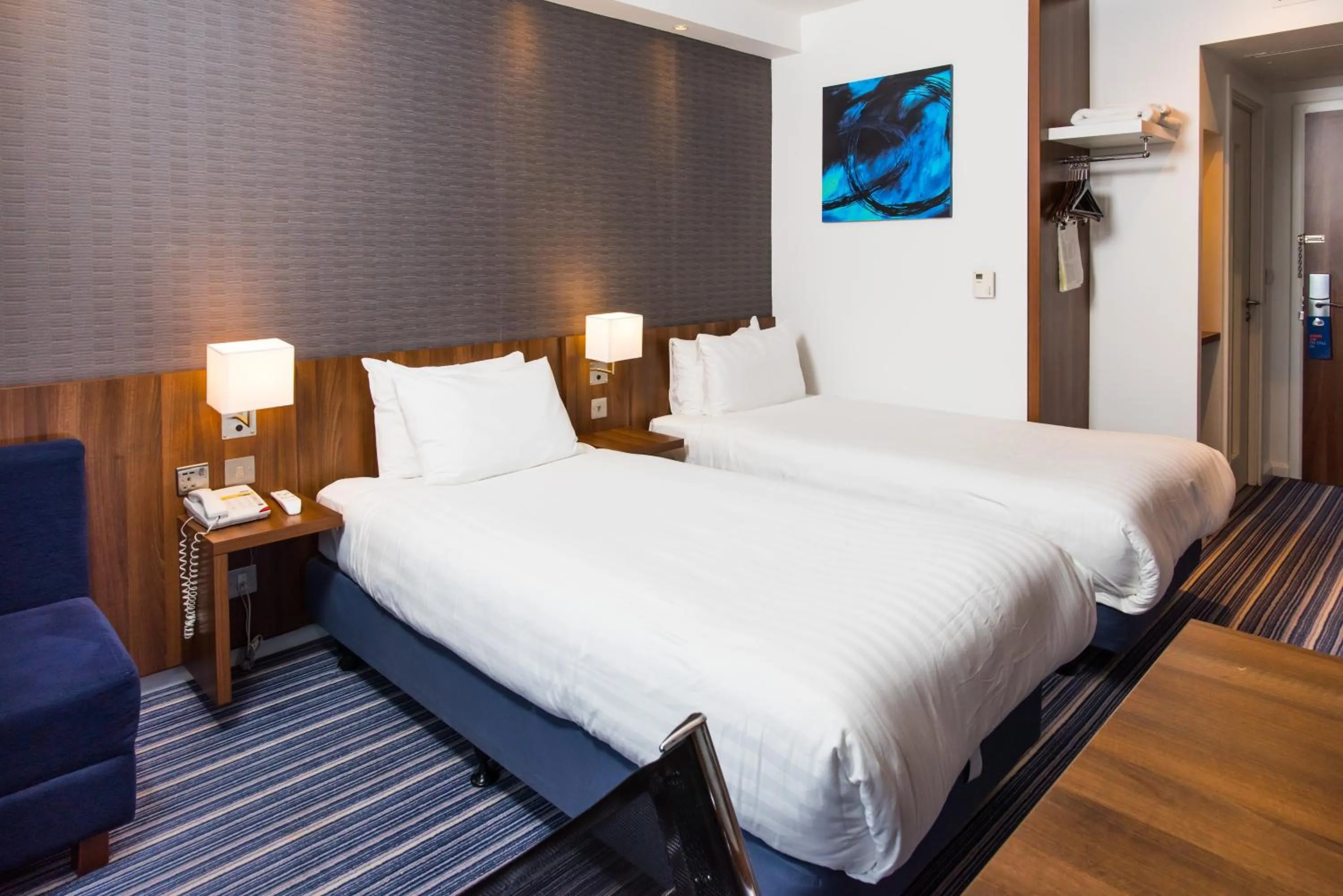 Photo of the whole room, Bed in Holiday Inn Express Tamworth by IHG