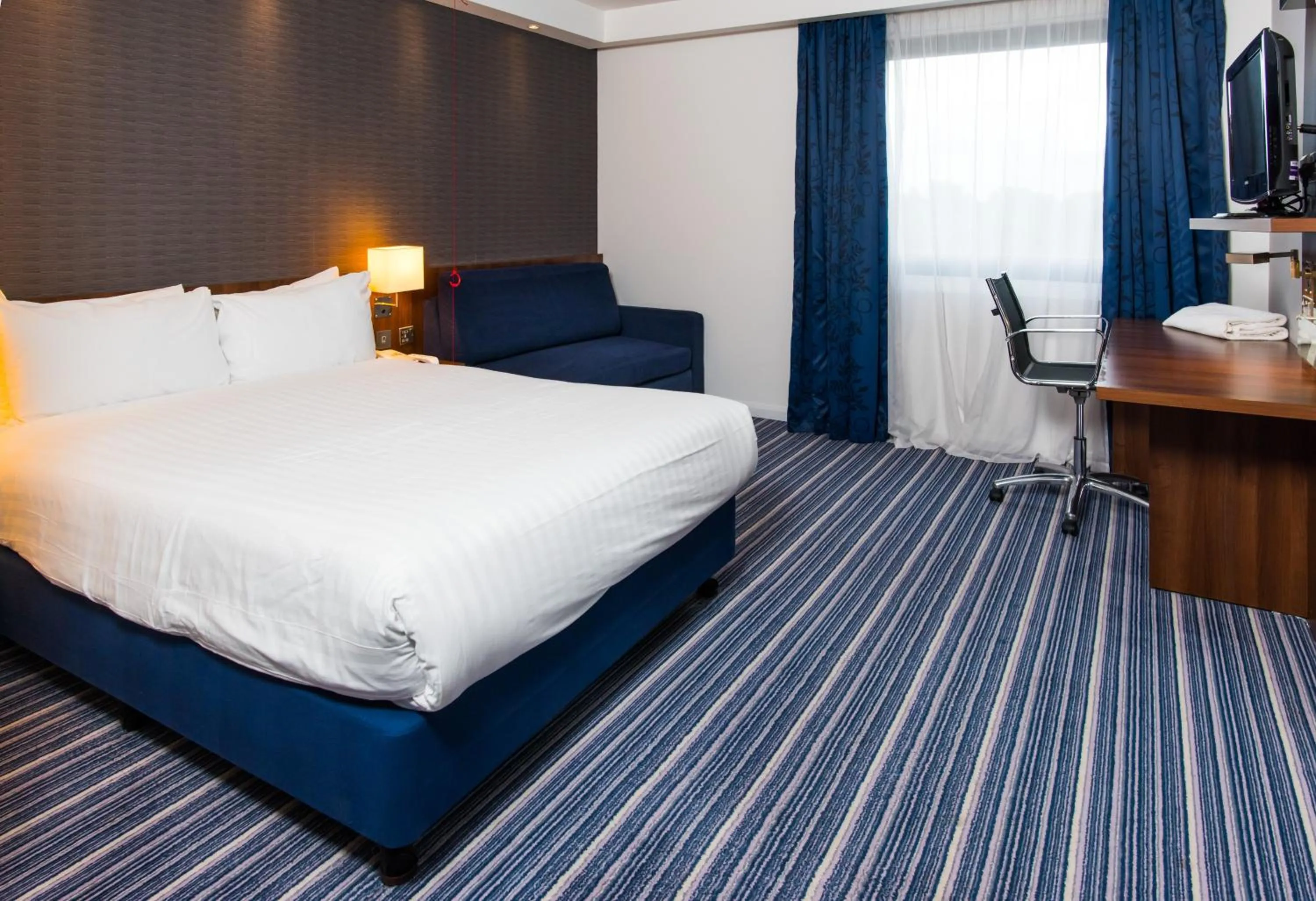 Photo of the whole room, Bed in Holiday Inn Express Tamworth by IHG