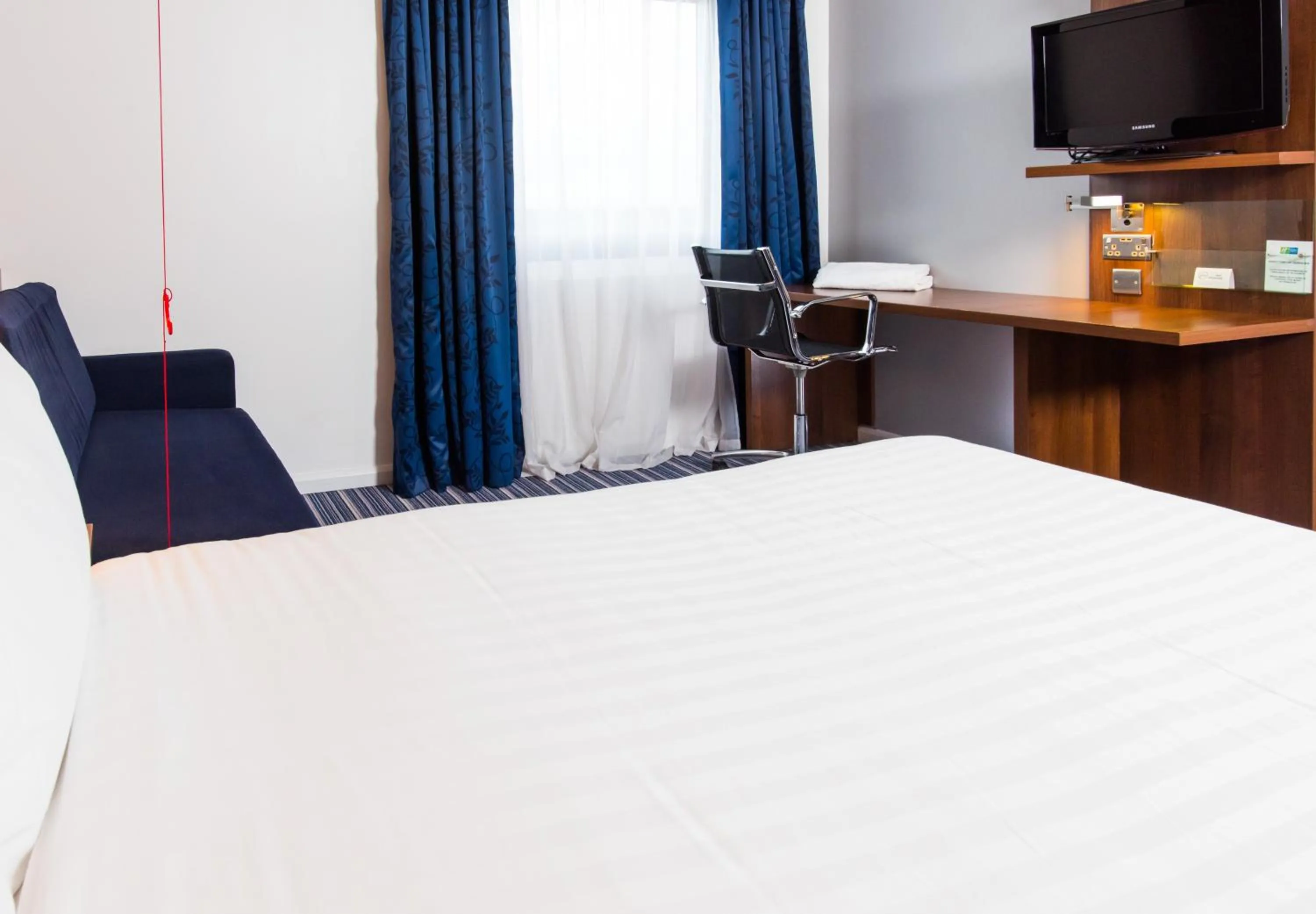 Photo of the whole room, Bed in Holiday Inn Express Tamworth by IHG