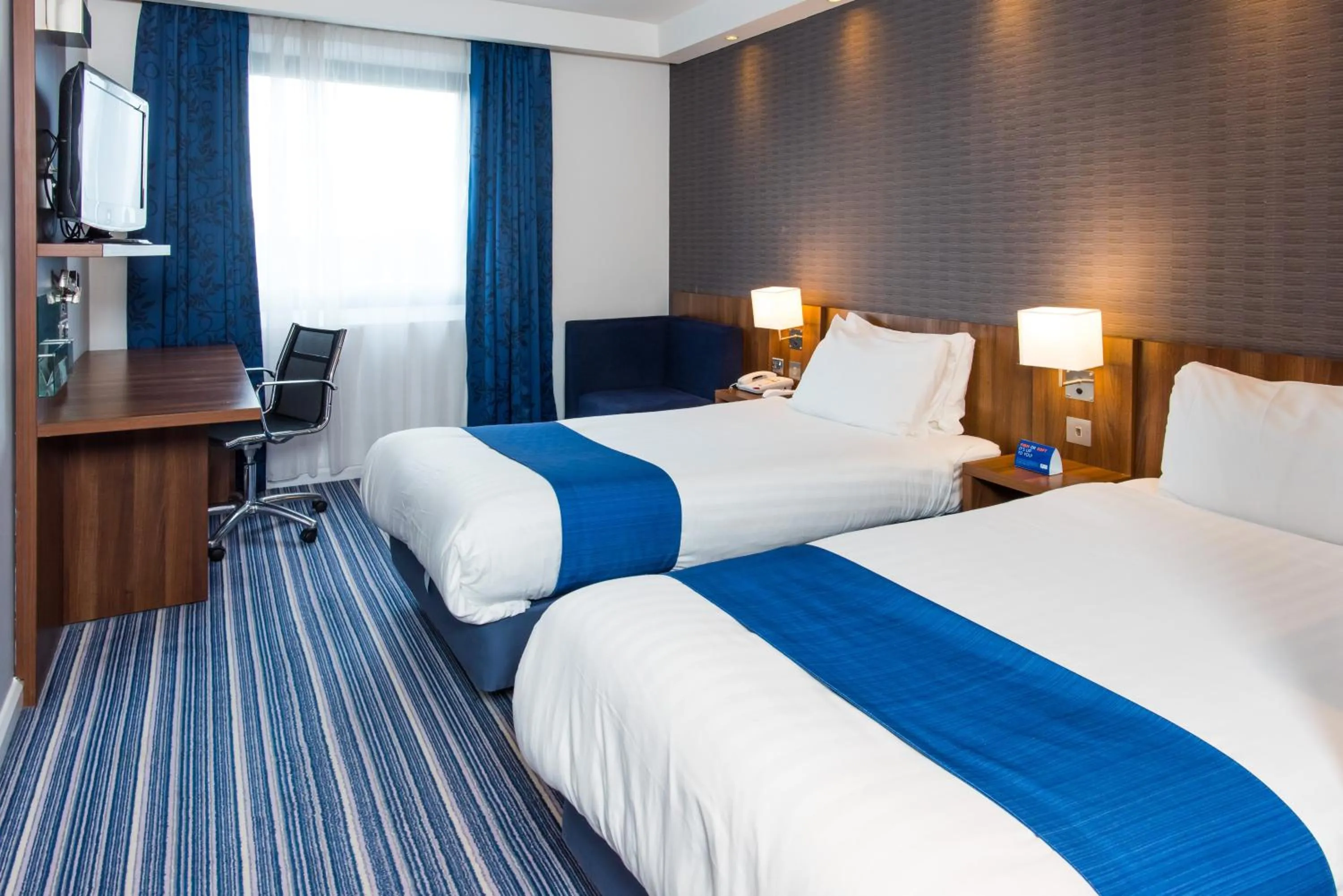 Photo of the whole room, Bed in Holiday Inn Express Tamworth by IHG