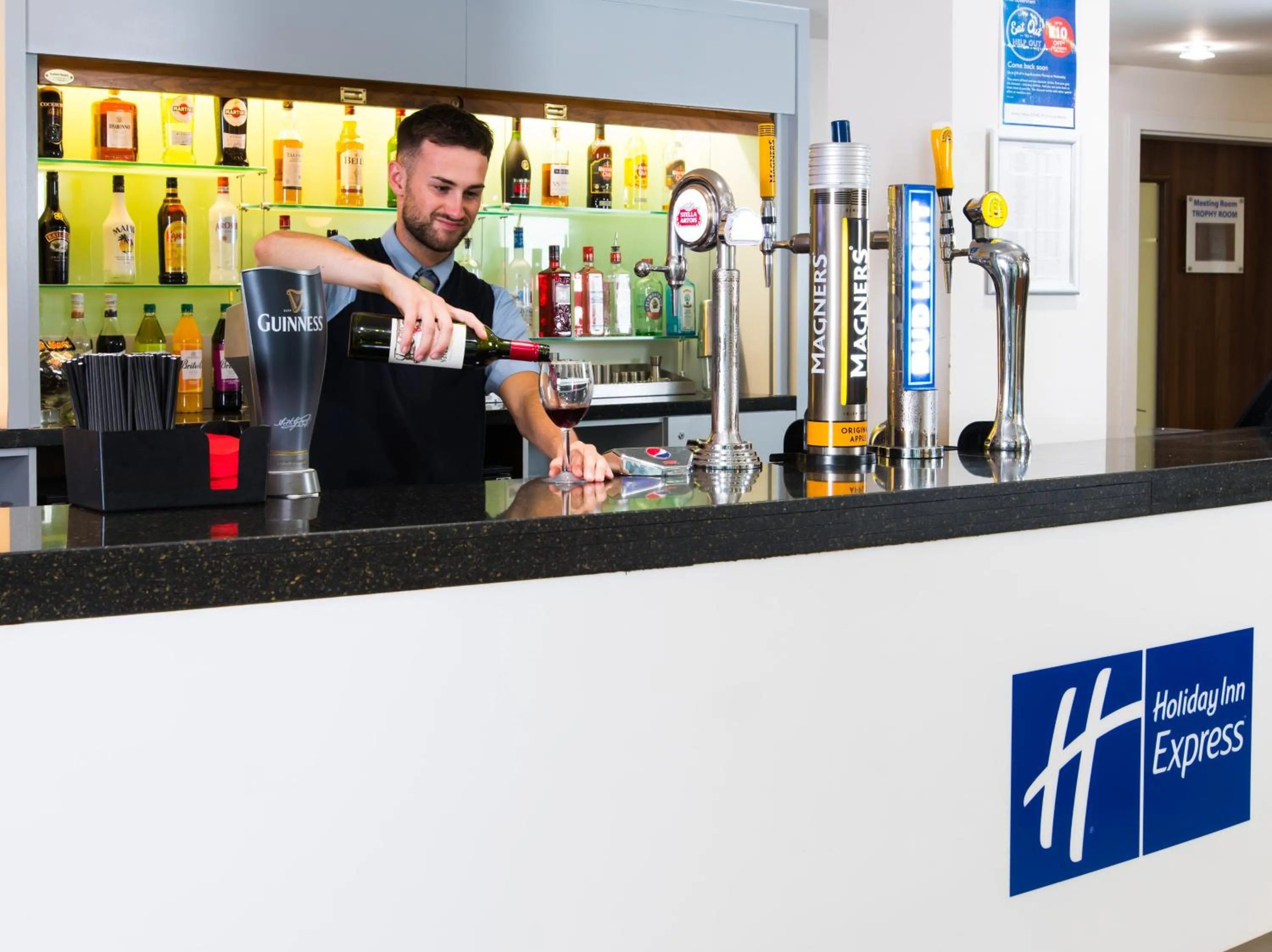 Lounge or bar in Holiday Inn Express Tamworth by IHG