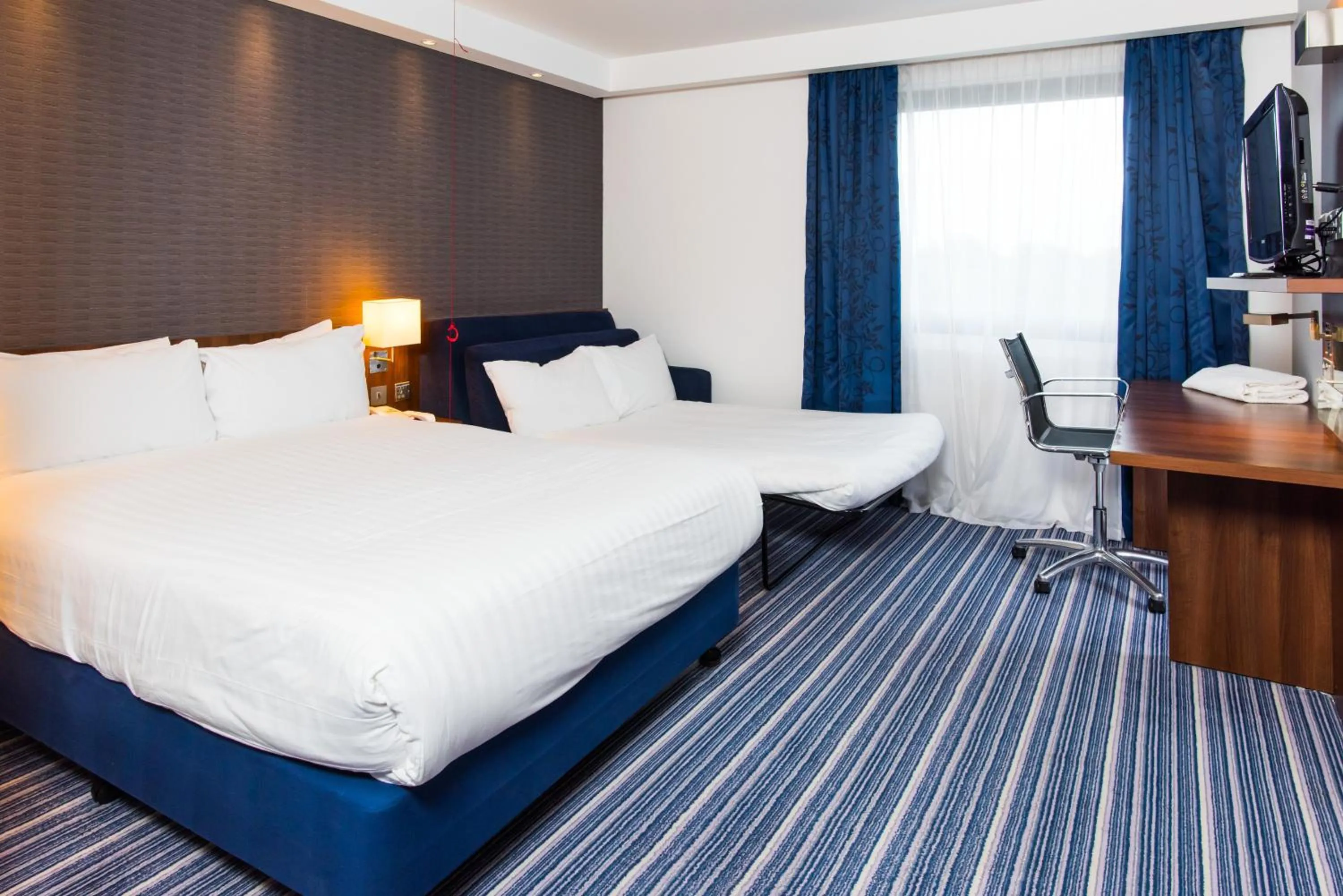 Photo of the whole room, Bed in Holiday Inn Express Tamworth by IHG