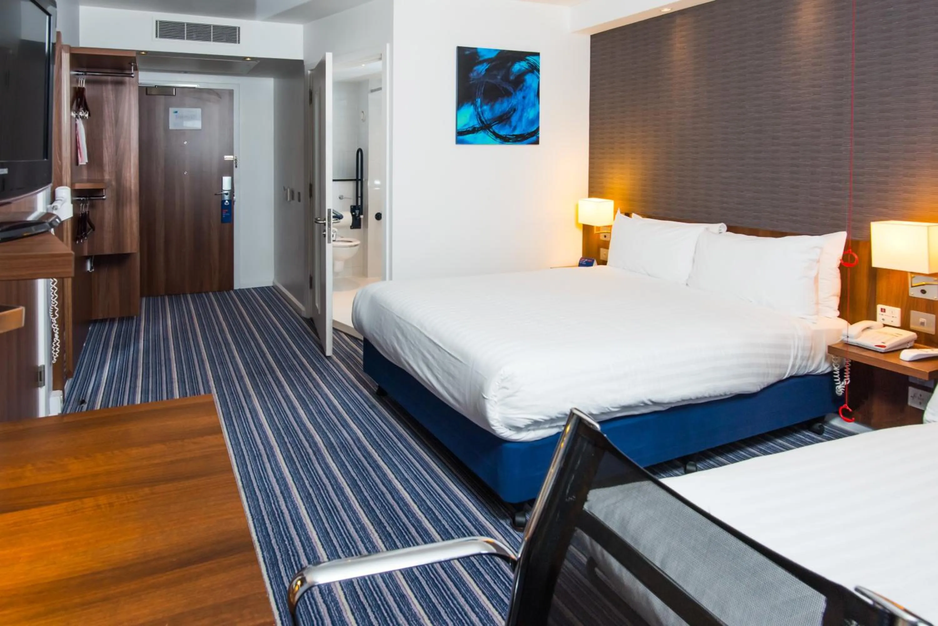 Photo of the whole room, Bed in Holiday Inn Express Tamworth by IHG