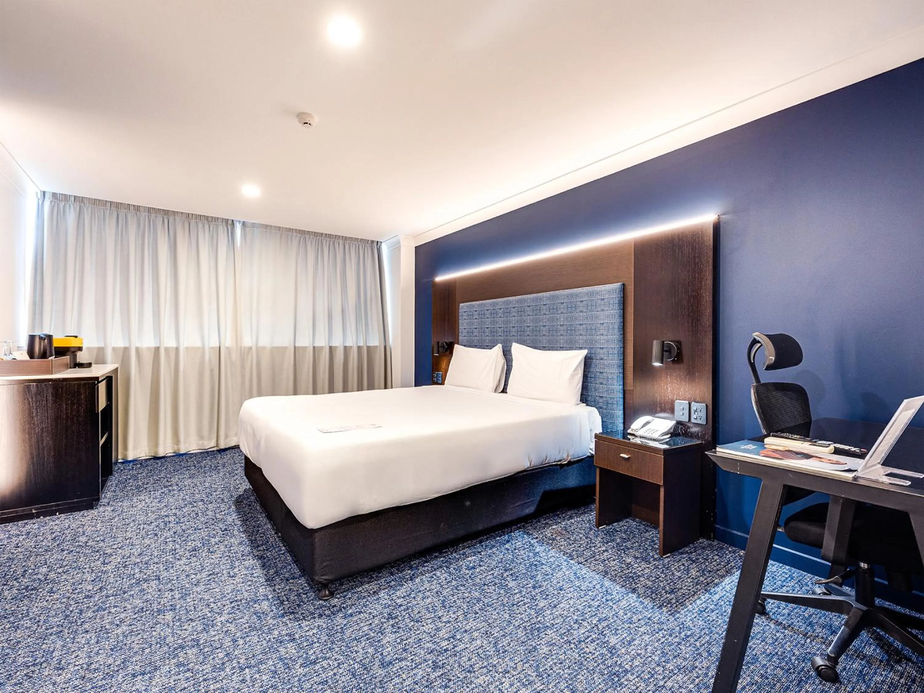 Bed in Mercure Wellington Abel Tasman