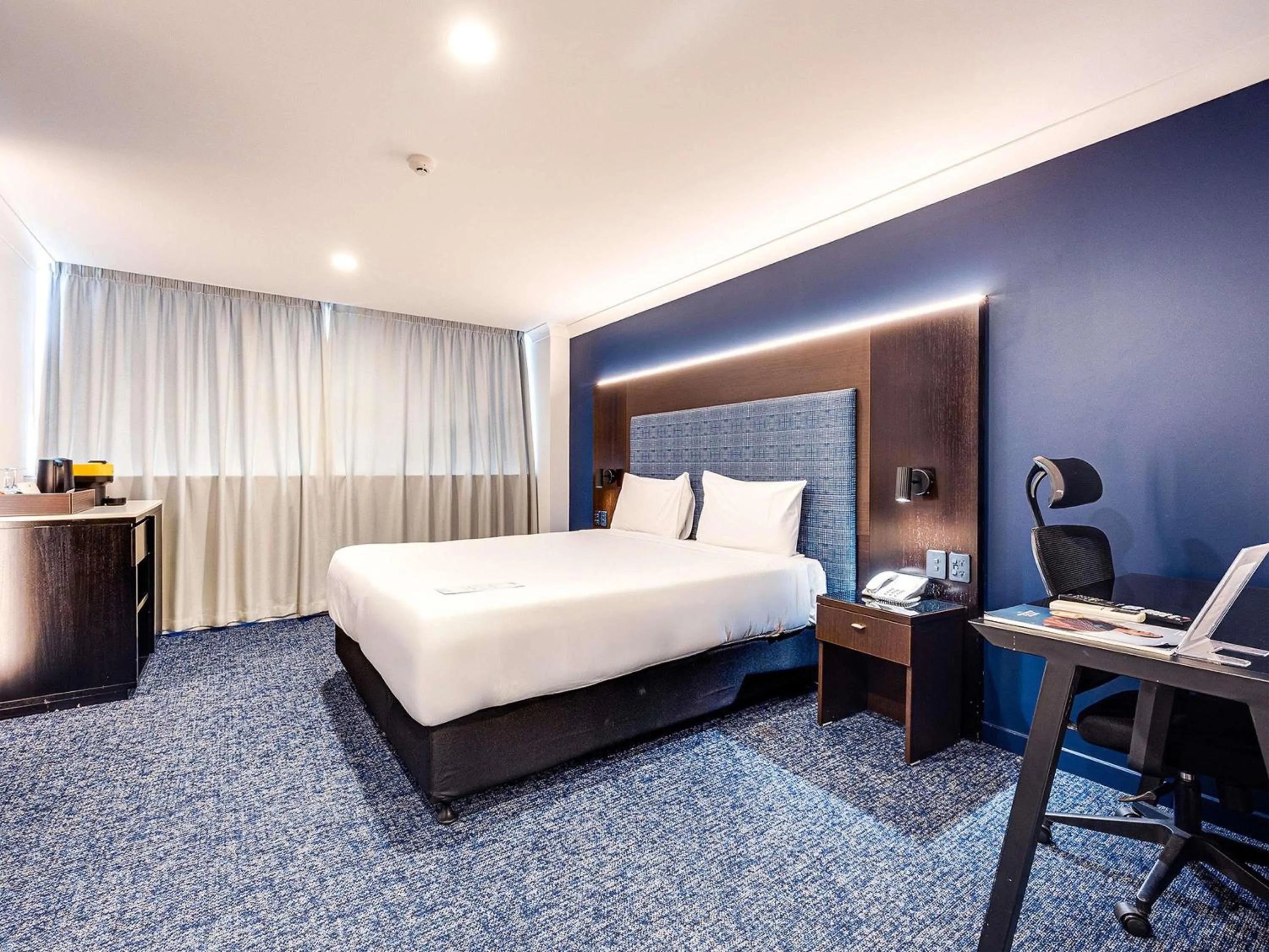 Bedroom, Bed in Mercure Wellington Abel Tasman