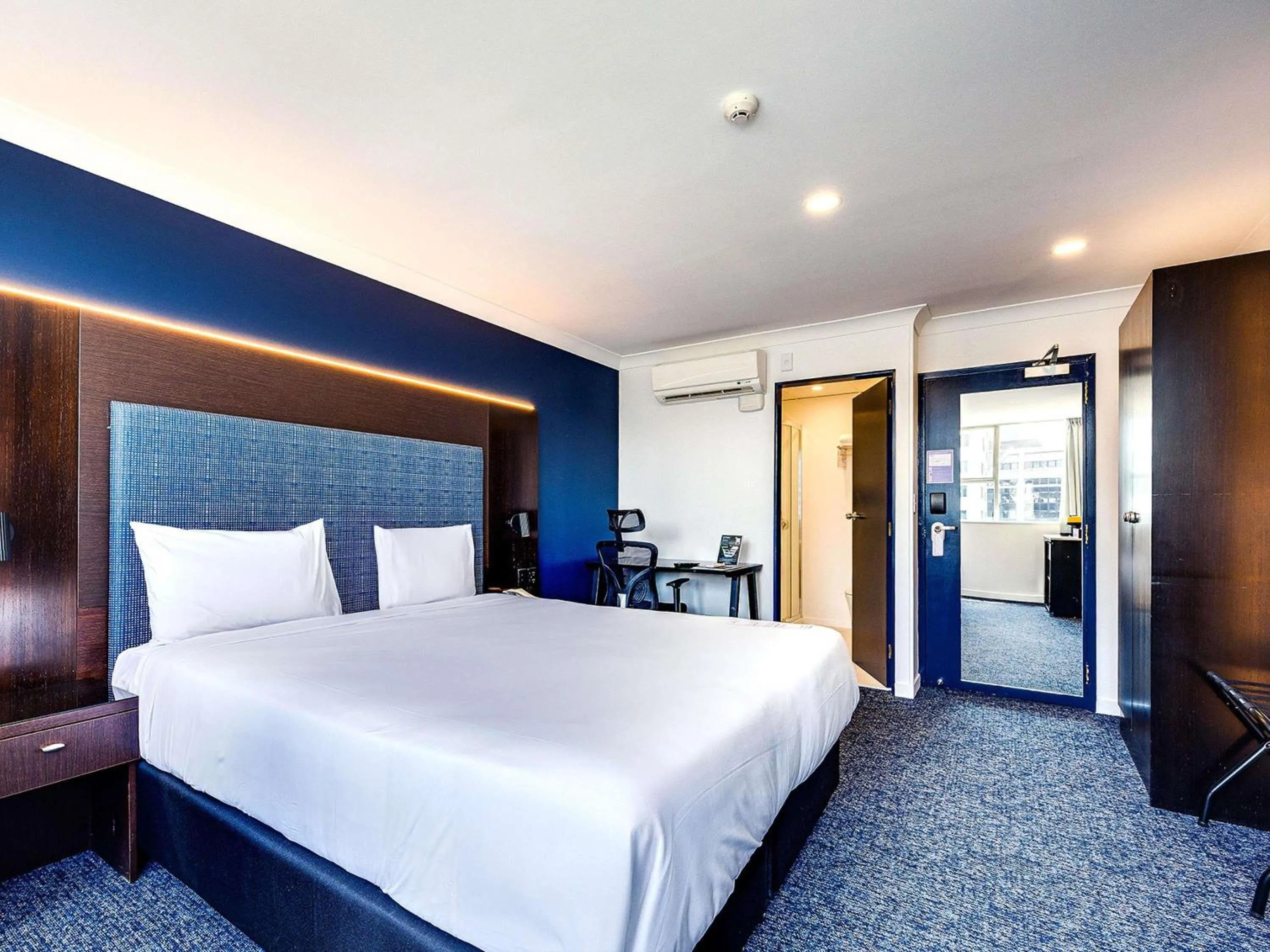 Bedroom, Bed in Mercure Wellington Abel Tasman